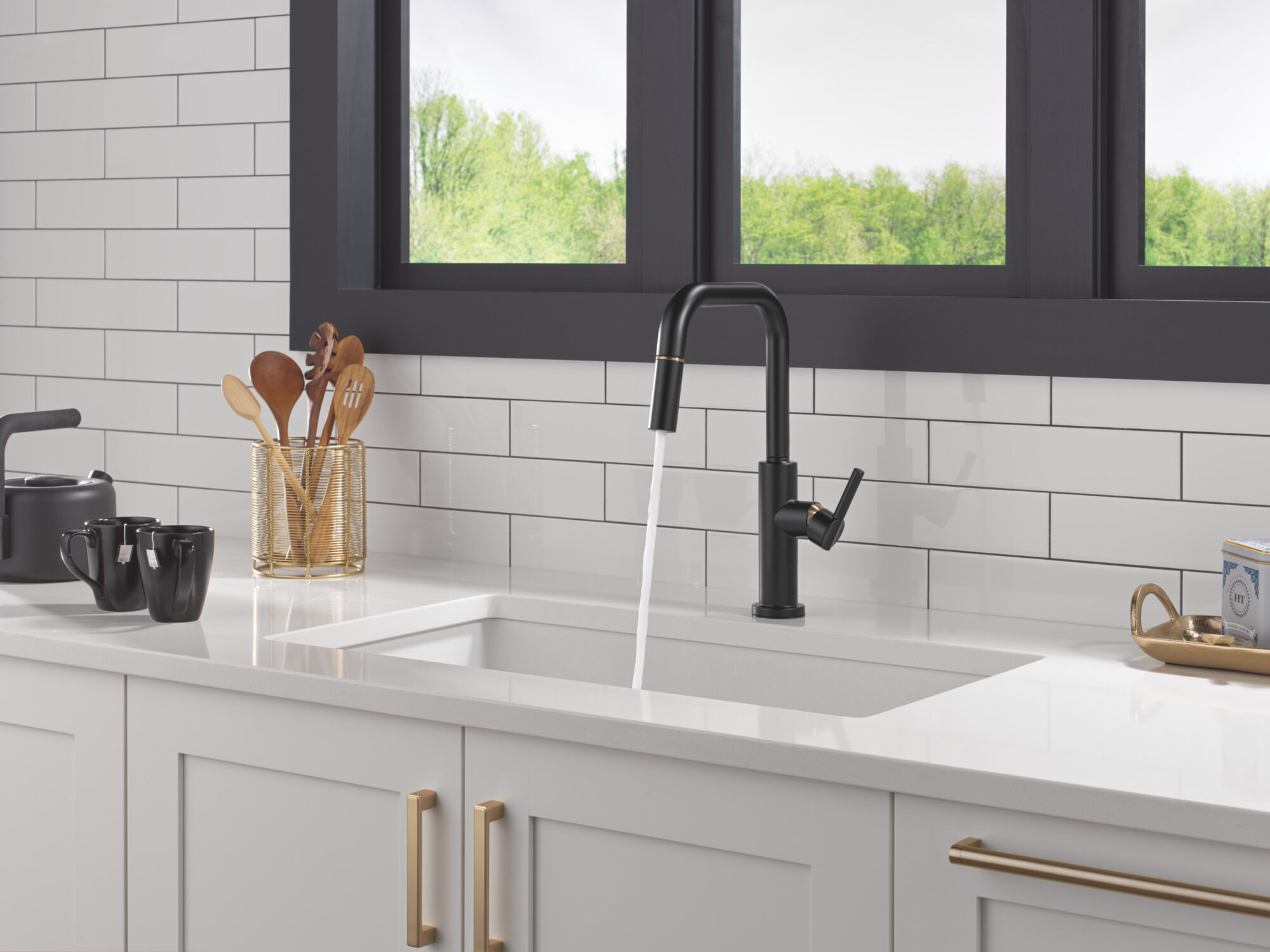 Single Handle Pull-Down Kitchen Faucet in Matte Black / Champagne