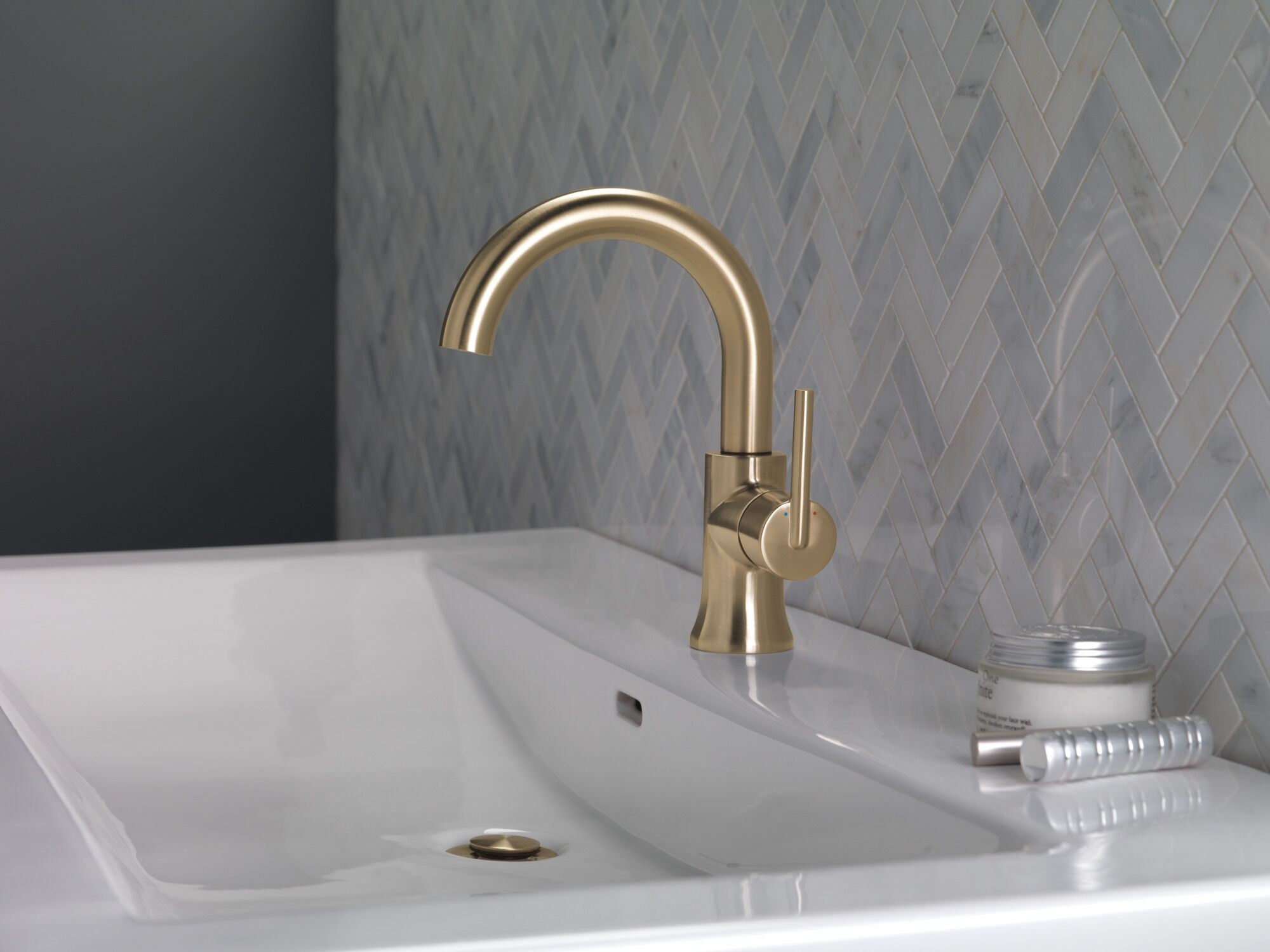 Single Handle Bathroom Faucet in Champagne Bronze 559HAR-CZ-DST