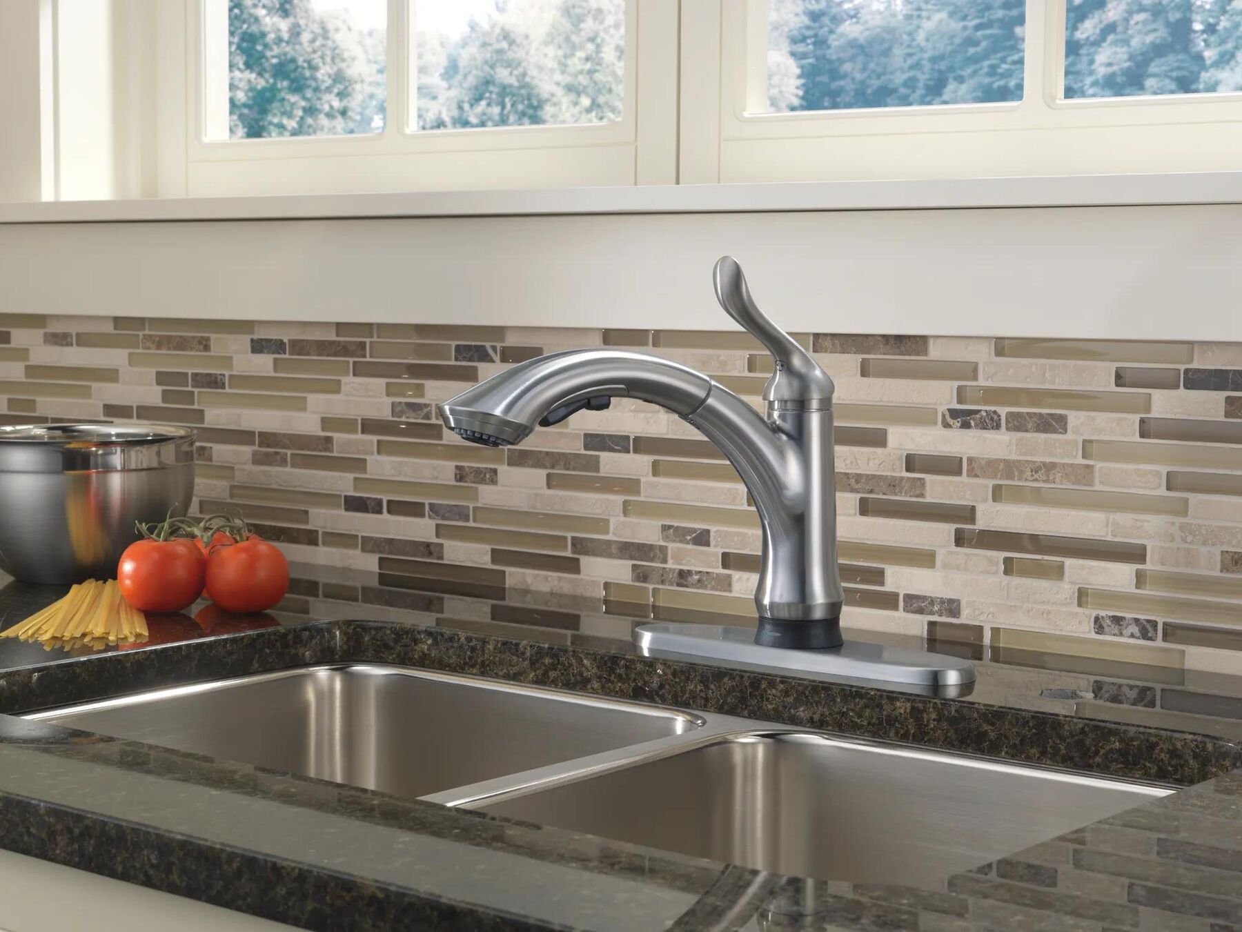 Single Handle Pull-Out Kitchen Faucet with Touch2O&reg; Technology