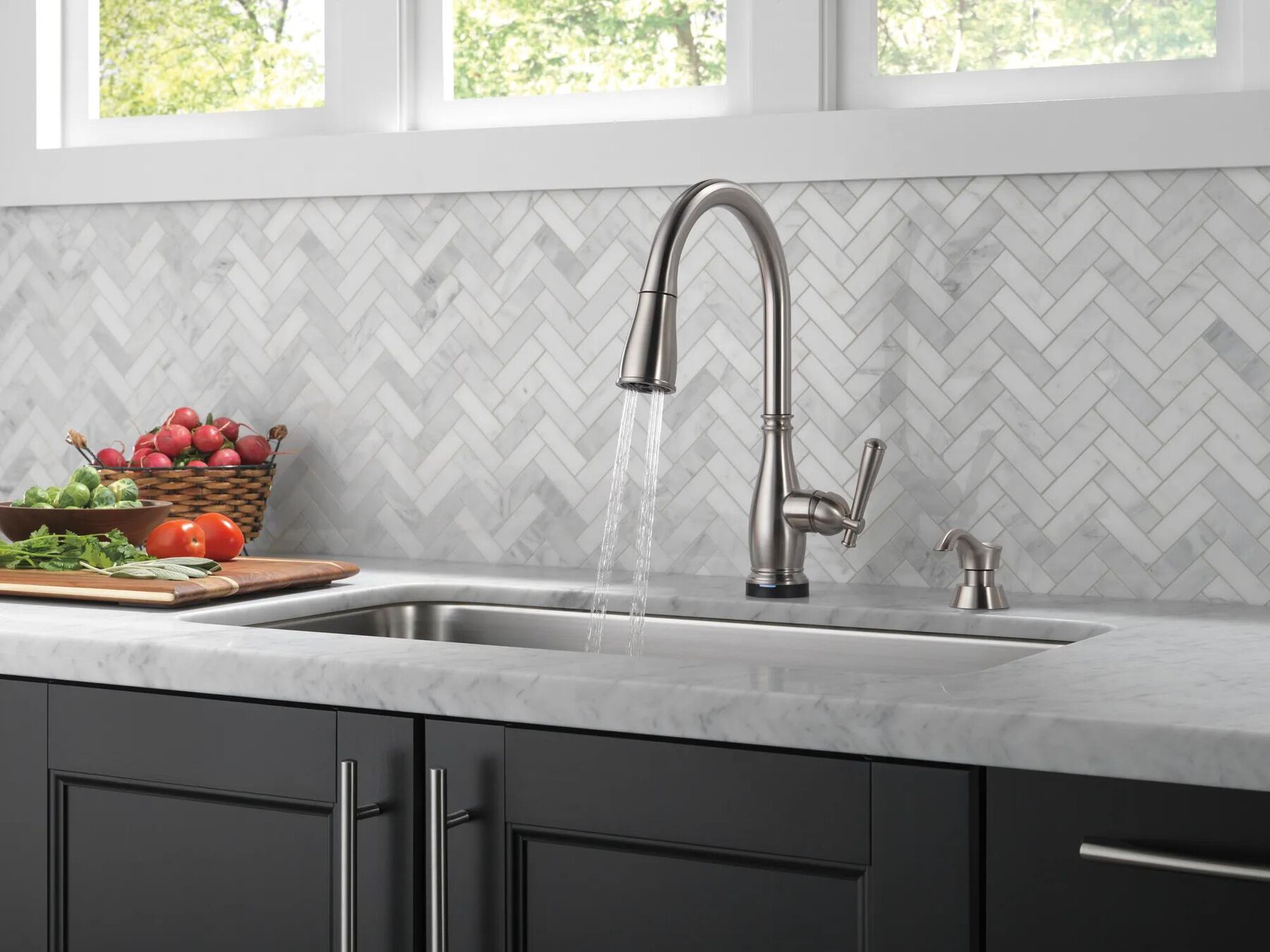 Single Handle Pull-Down Kitchen Faucet with Touch<sub>2</sub>O&reg; Technology and ShieldSpray&reg; Technologies (Recertified)