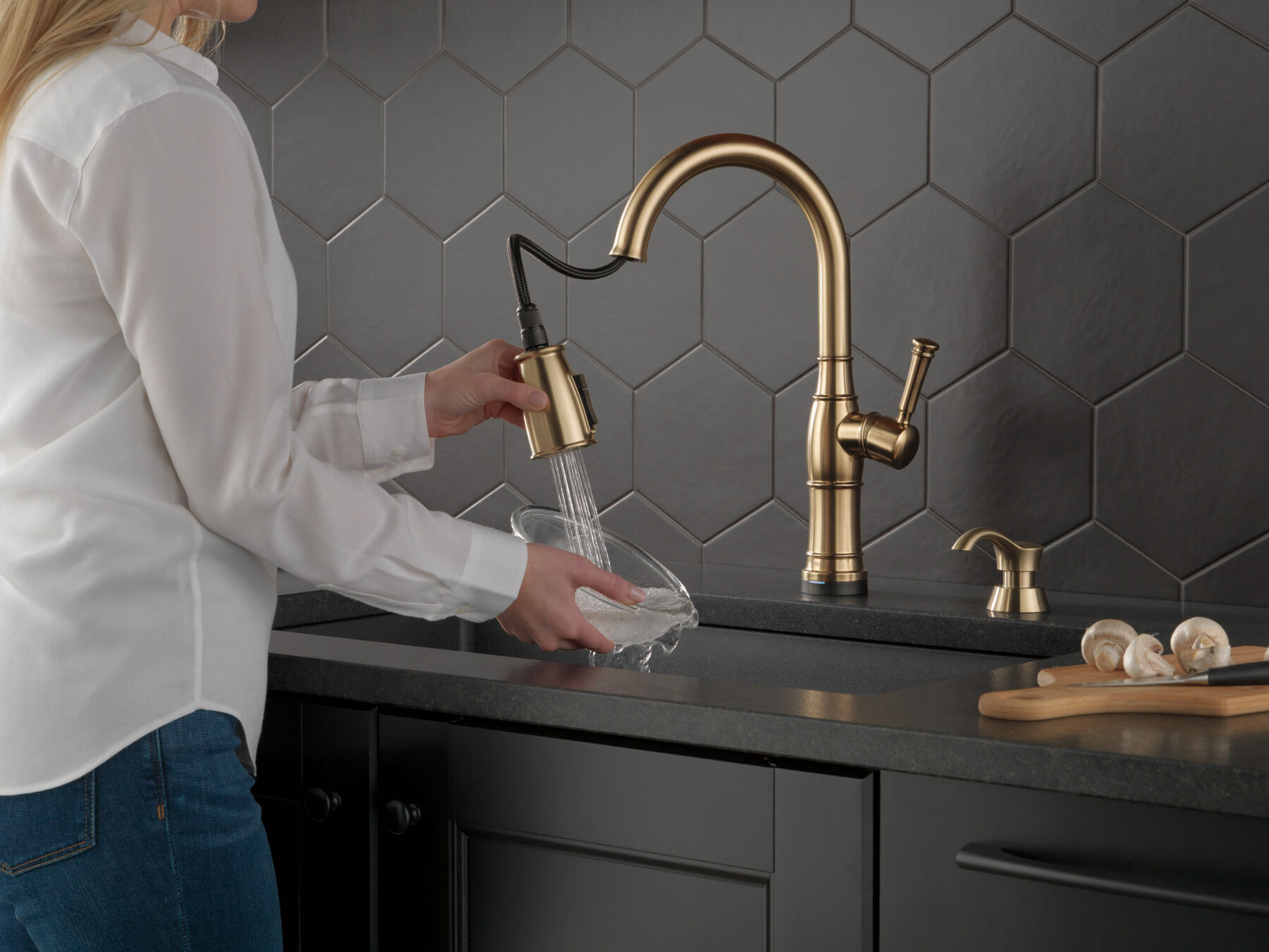Single Handle Pull-Down Kitchen Faucet with Touch<sub>2</sub>O&reg; Technologyand Soap Dispenser (Recertified)