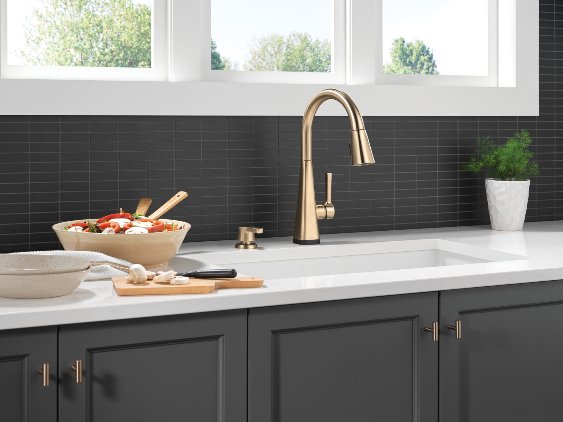 Single-Handle Pull-Down Kitchen Faucet with Touch<sub>2</sub>O&reg; Technology