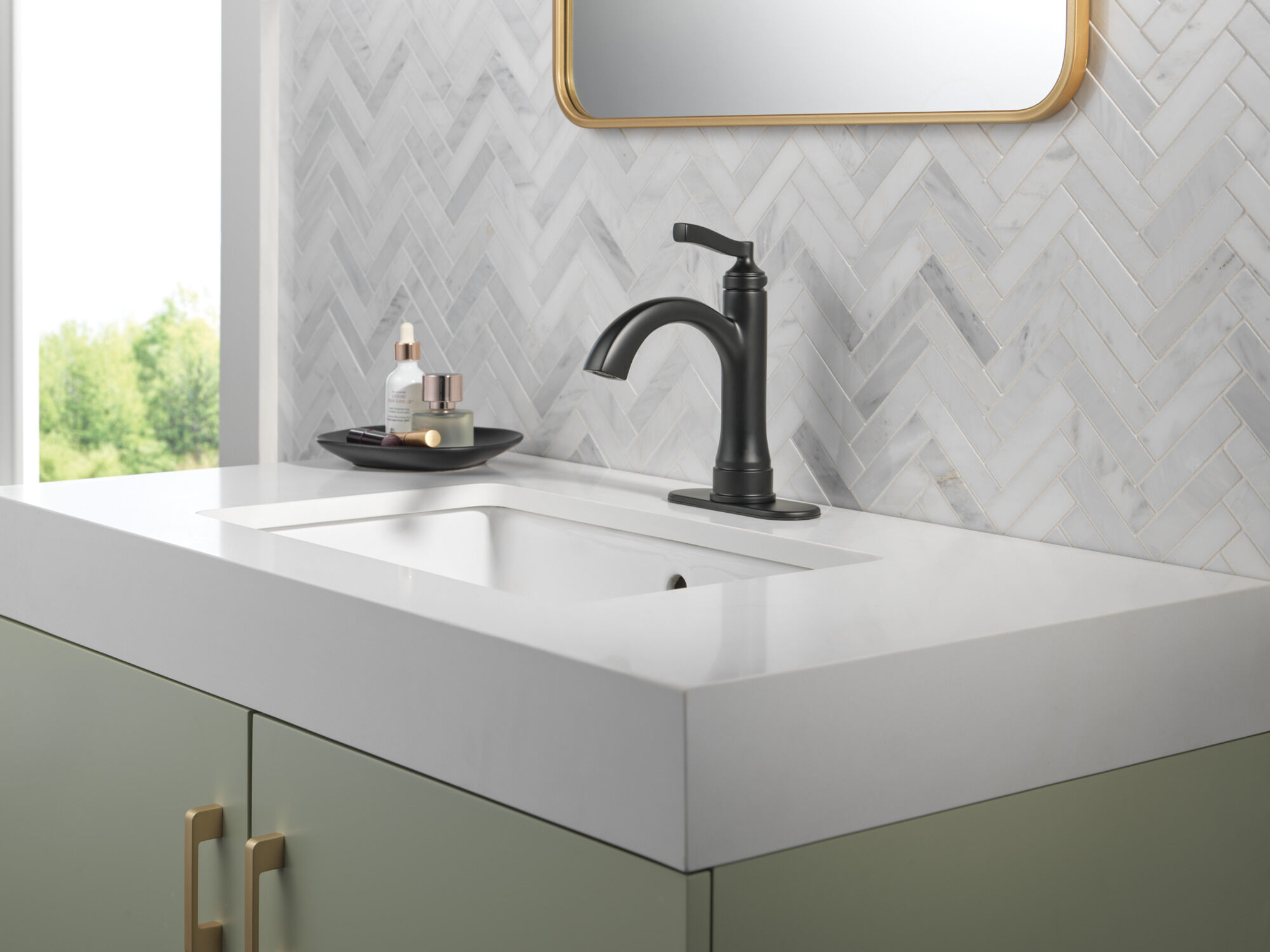 Single Handle Bathroom Faucet in Matte Black 15822LF-BL | Delta Faucet