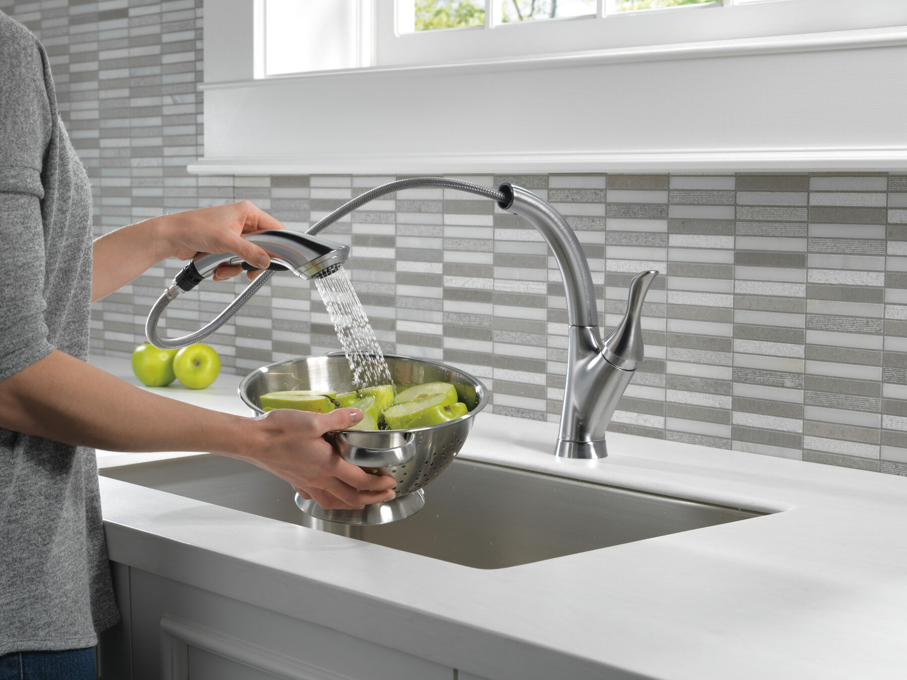 Single Handle Pull-Out Kitchen Faucet