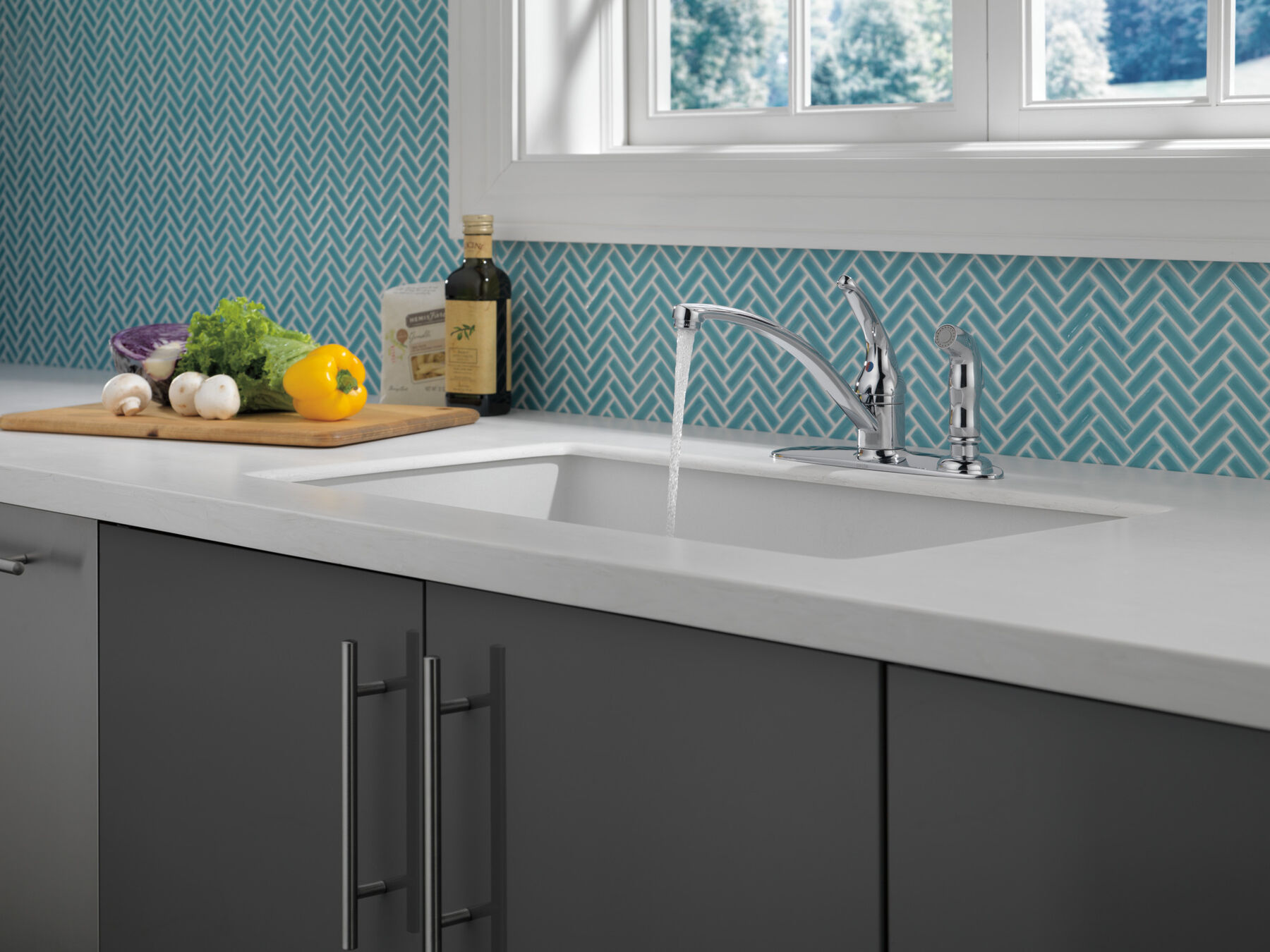 Single Handle Kitchen Faucet with Spray (Recertified)