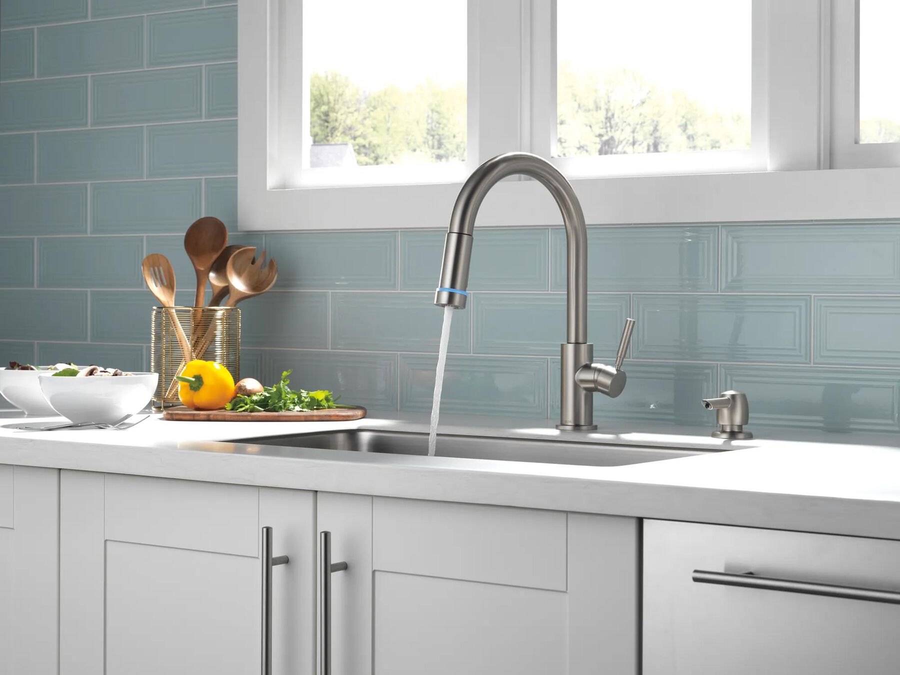 Single Handle Pull-Down Kitchen Faucet (Recertified)