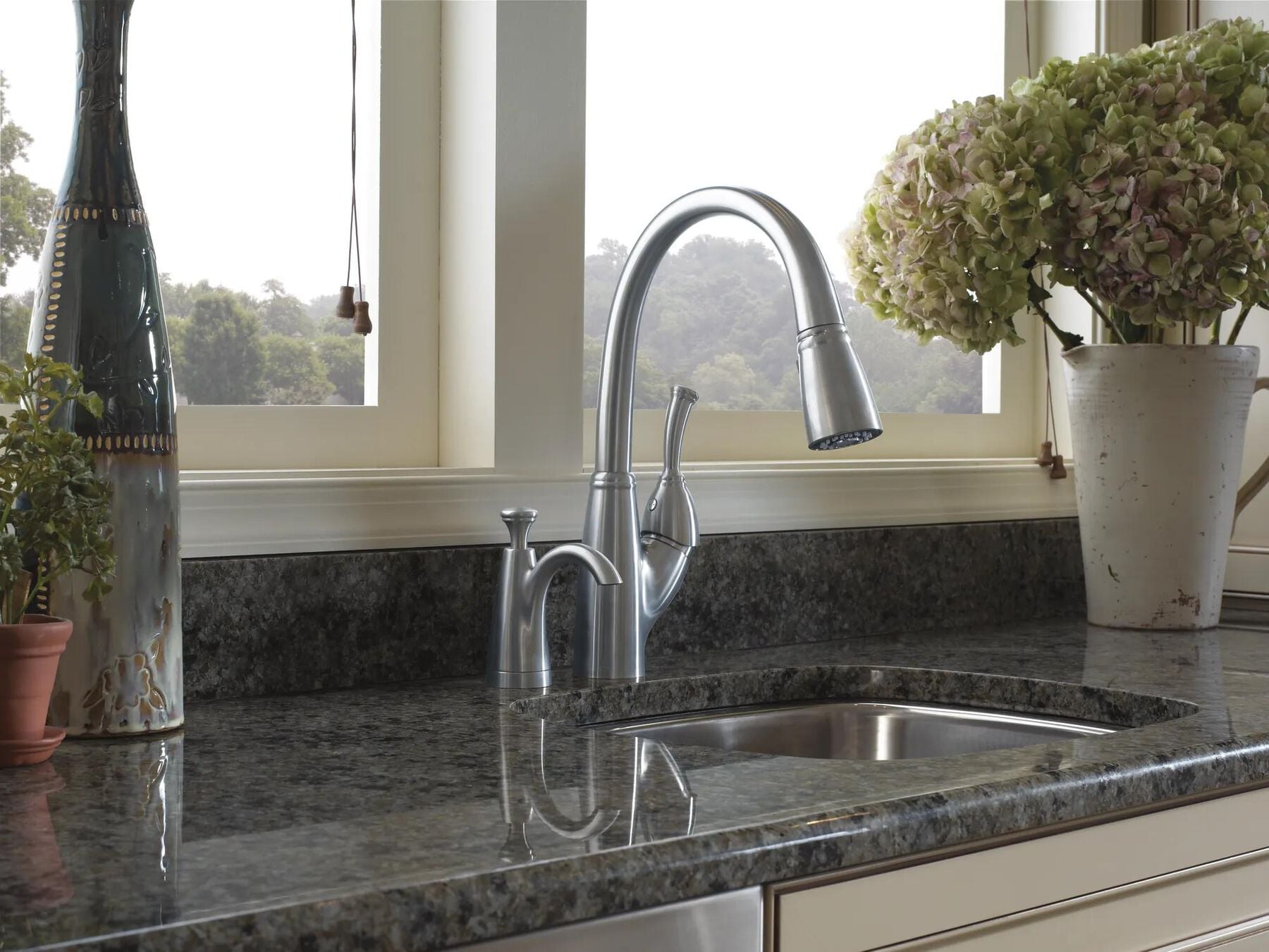 Single Handle Pull-Down Kitchen Faucet