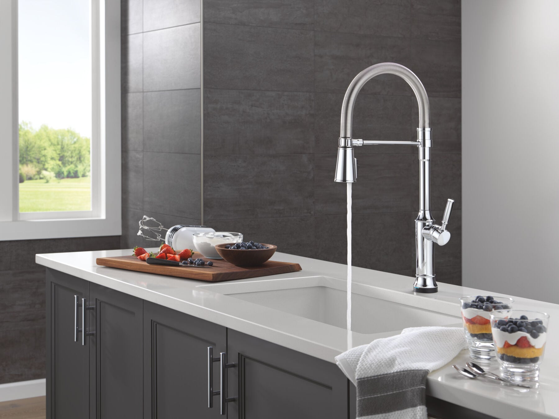 Touch2O&reg; Technology Kitchen Faucet with Touchless Technology