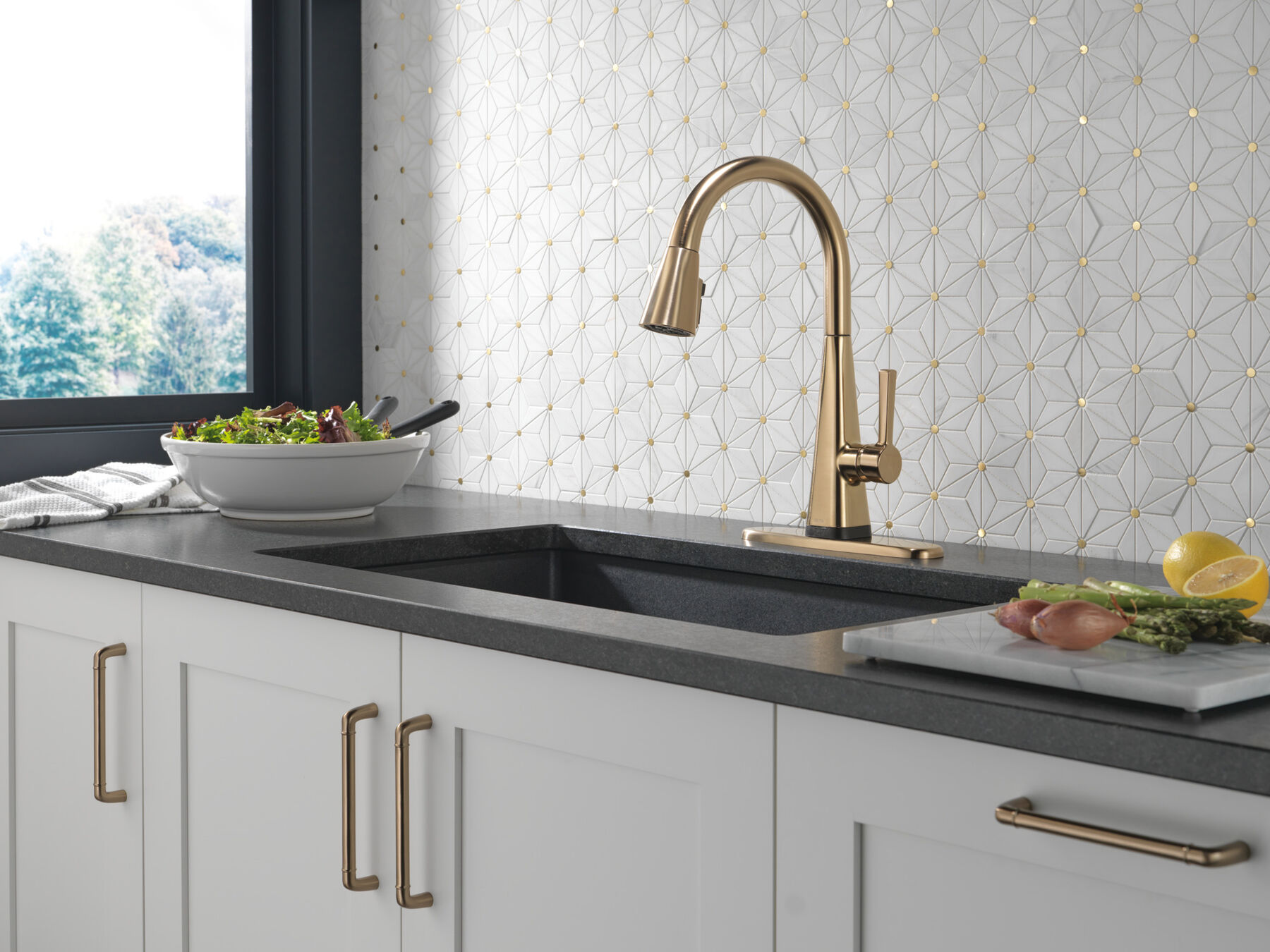 Single-Handle Pull-Down Kitchen Faucet with Touch<sub>2</sub>O&reg; Technology