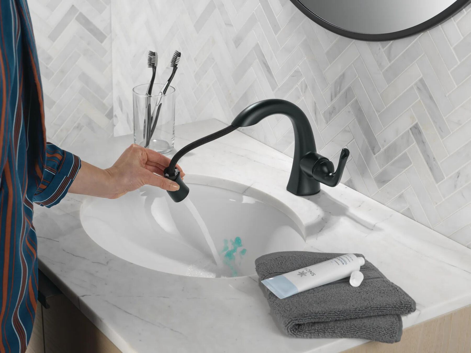 Single Handle Pull-Down Bathroom Faucet (Recertified)