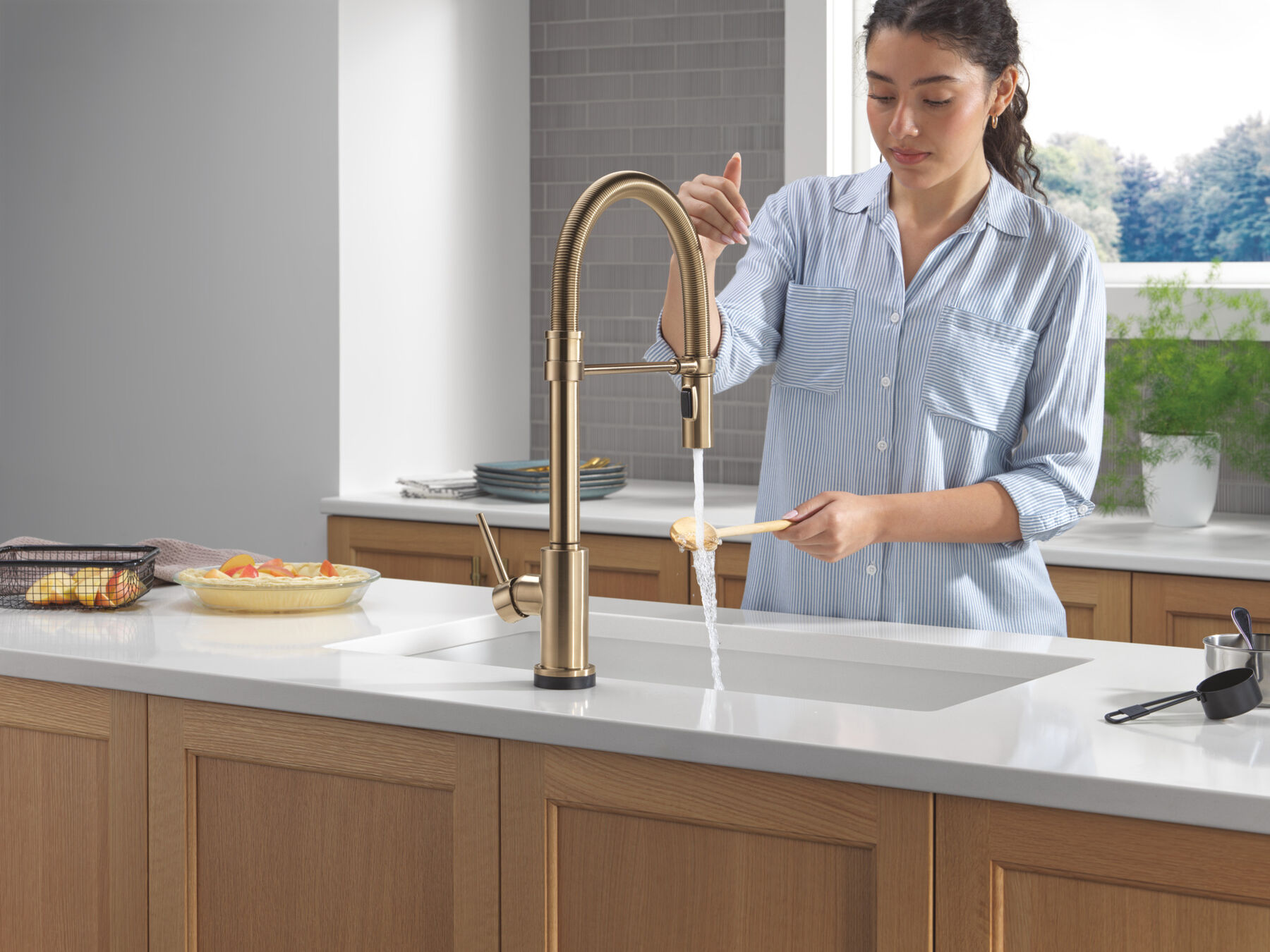 Touch<sub>2</sub>O&reg; Technology Kitchen Faucet with Touchless Technology