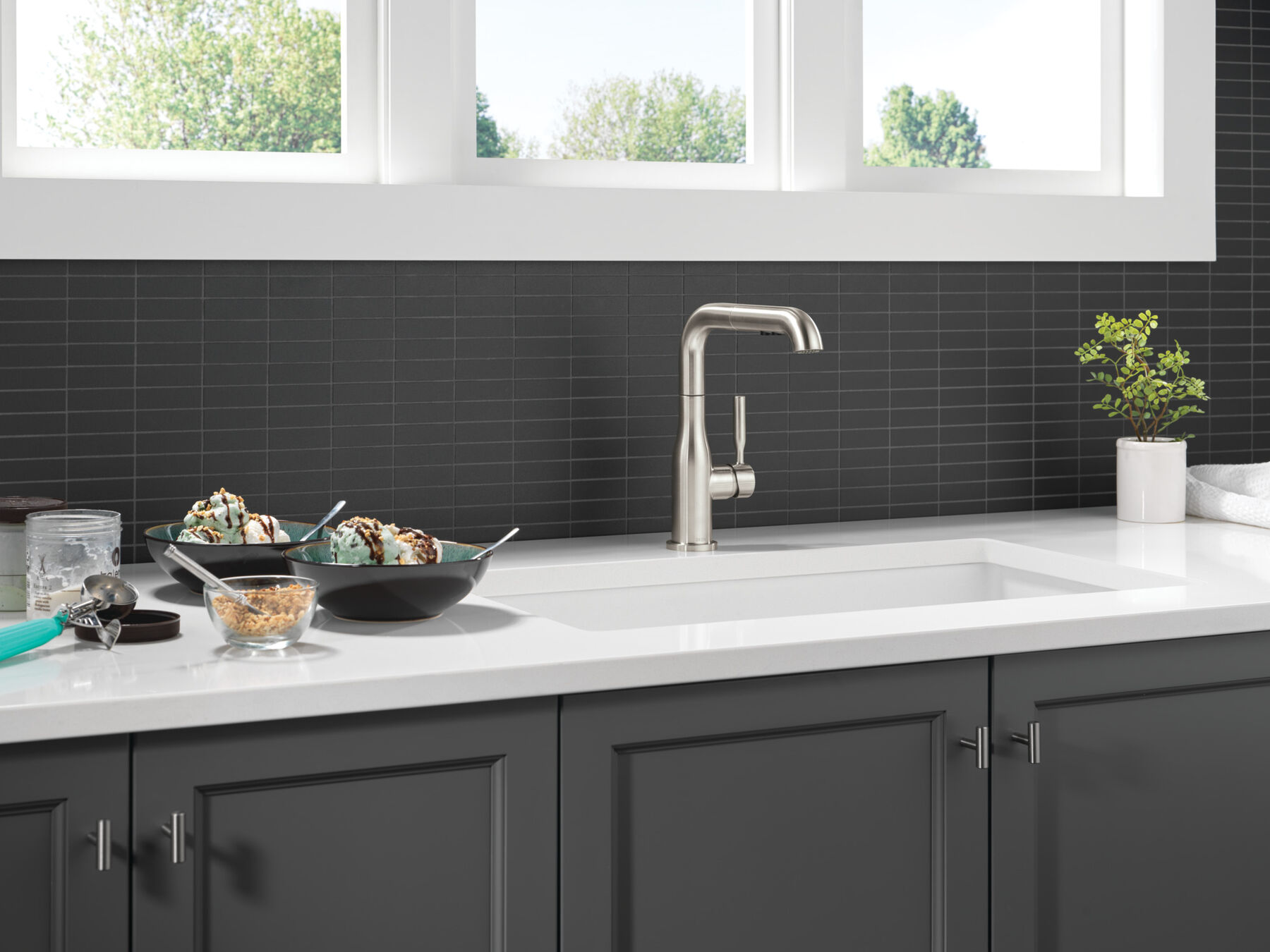 Single Handle Pull-Out Kitchen Faucet