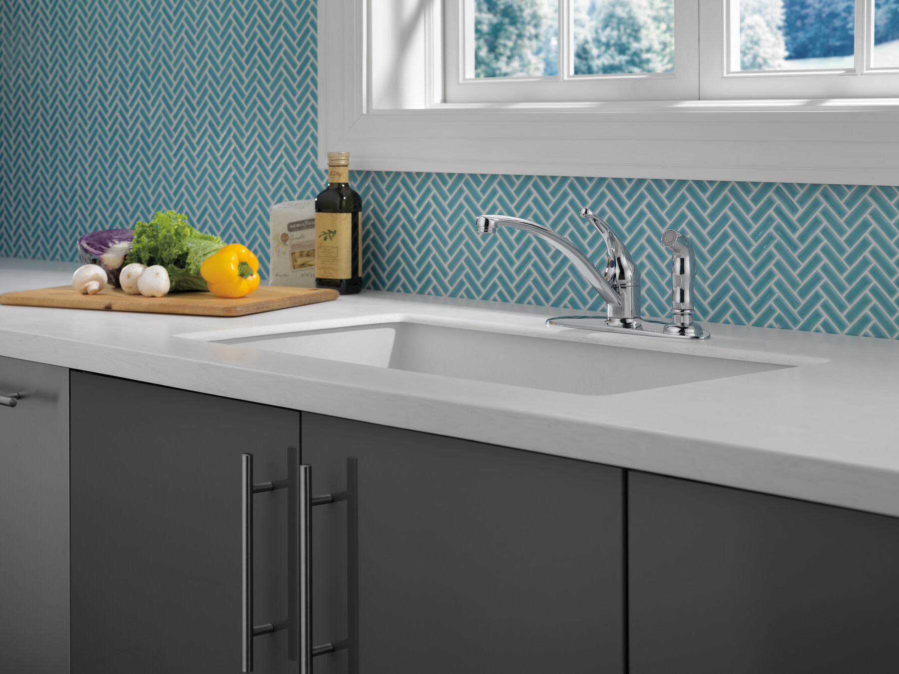 Single Handle Kitchen Faucet with Spray