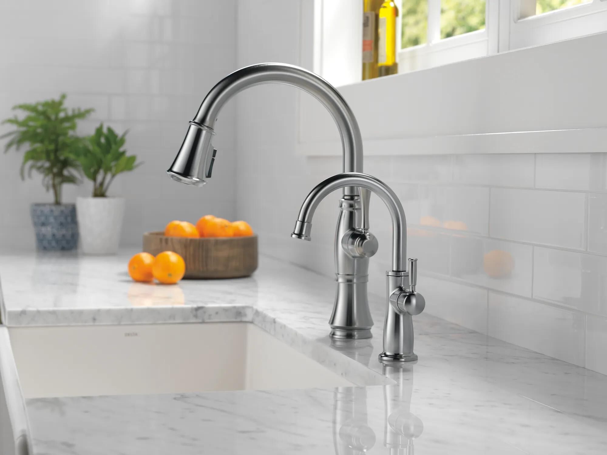 Single Handle Pull-Down Kitchen Faucet in Lumicoat® Arctic