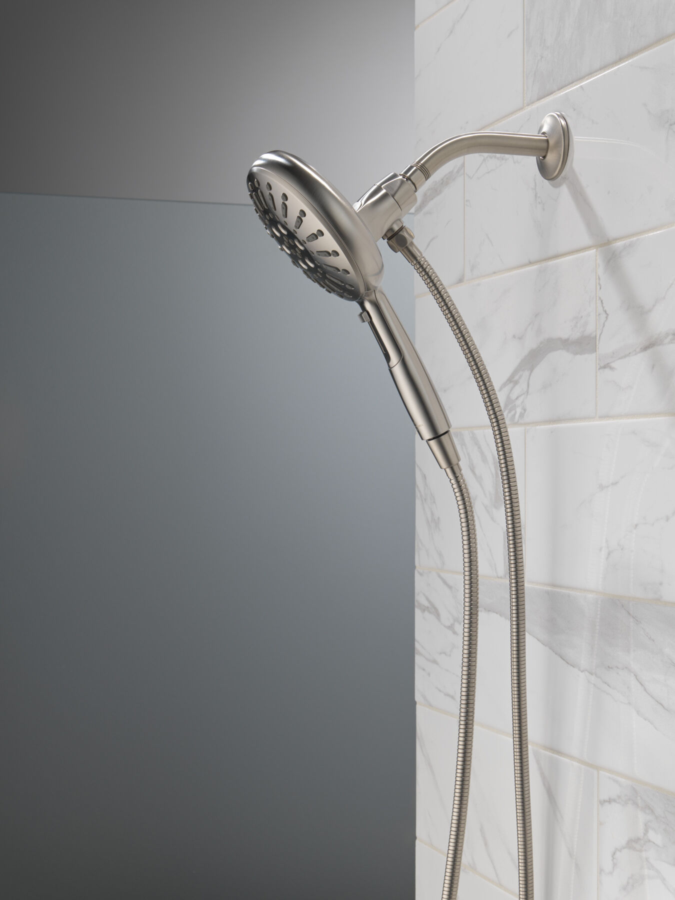 7-Setting SureDock&reg; Magnetic Hand Shower