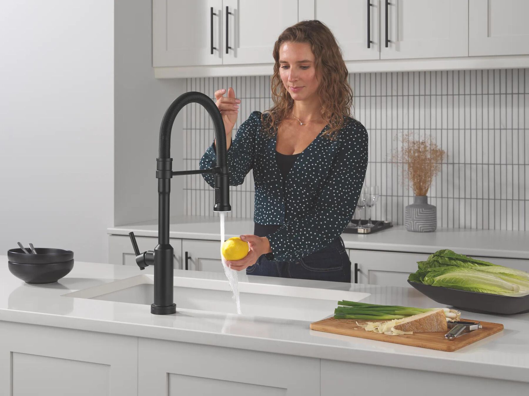 Touch2O&reg; Technology Kitchen Faucet with Touchless Technology