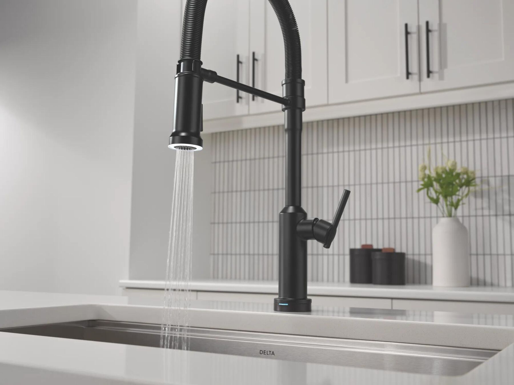Touch2O&reg; Technology Kitchen Faucet with Touchless Technology
