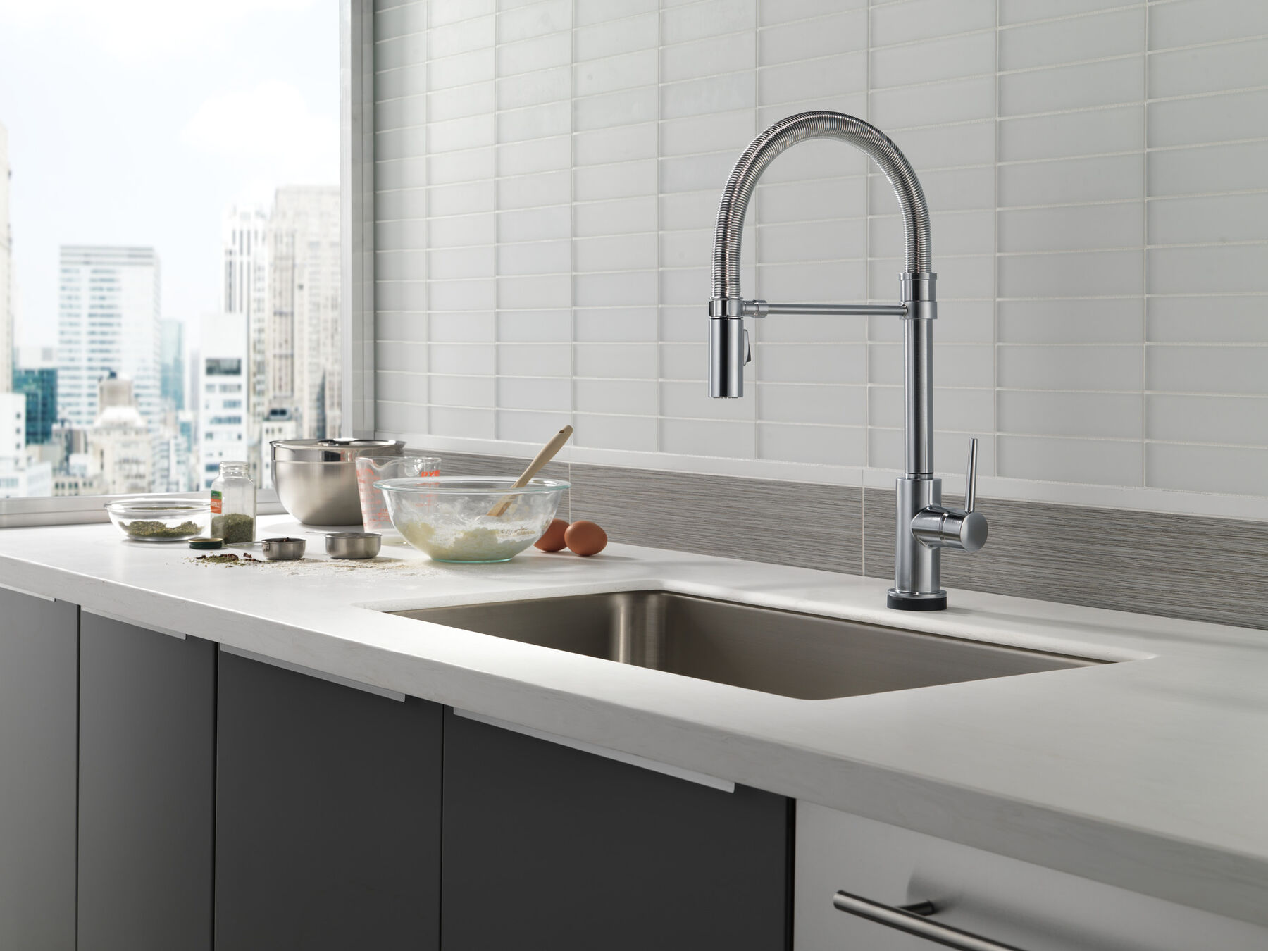 Single-Handle Pull-Down Spring Kitchen Faucet with Touch<sub>2</sub>O&reg; Technology