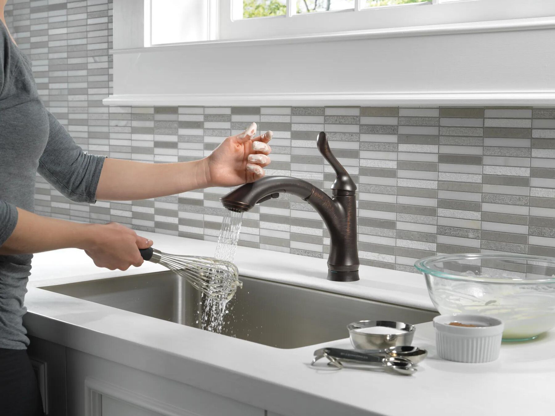 Single Handle Pull-Out Kitchen Faucet with Touch2O&reg; Technology