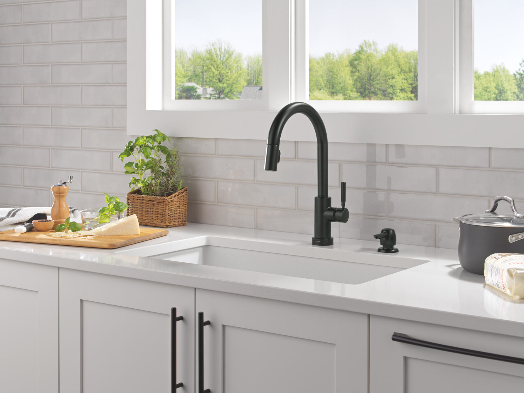 Single Handle Pull-Down Touch<sub>2</sub>O&reg; Technology Kitchen Faucet with Touchless Technology