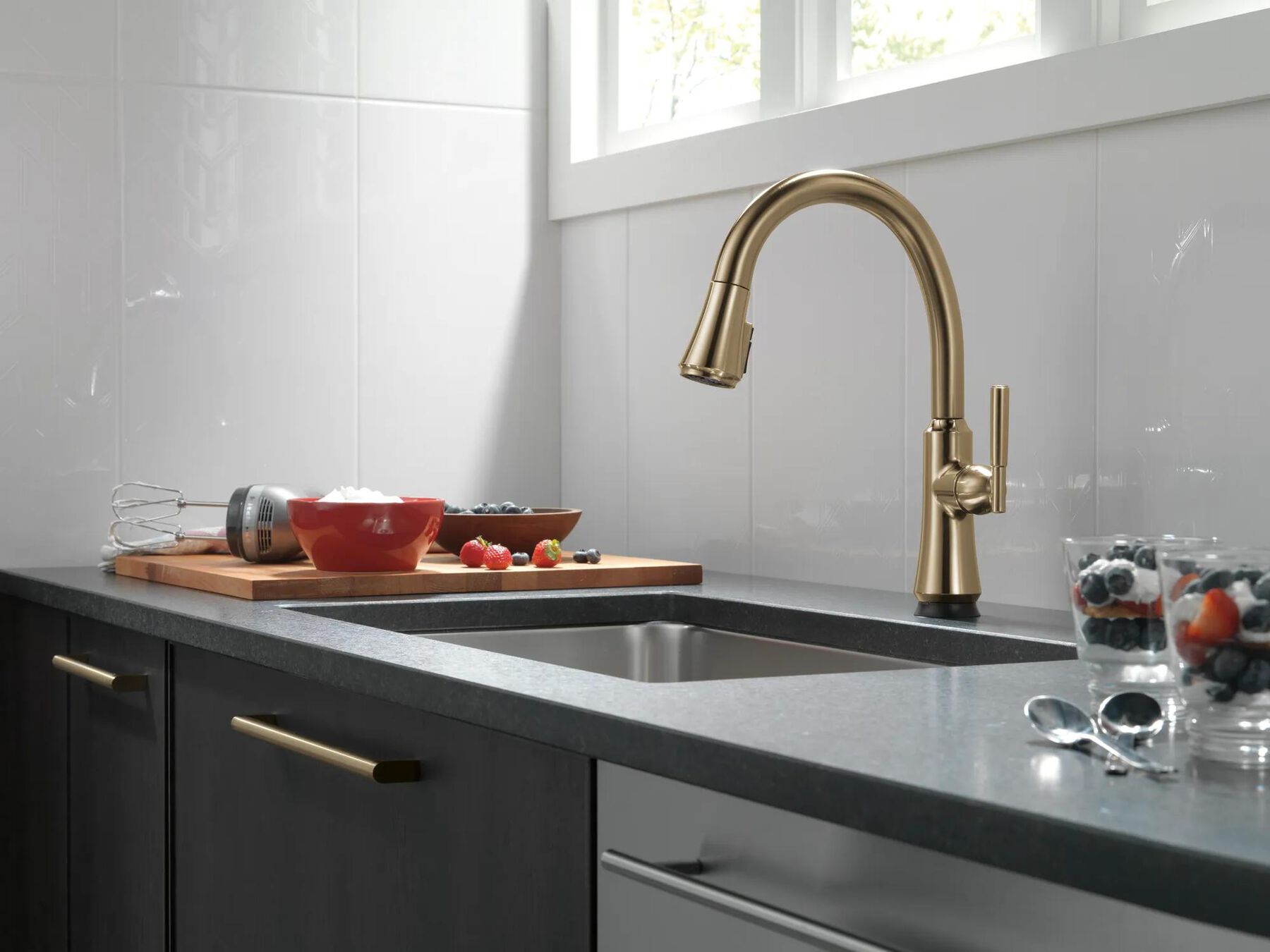 Single Handle Pull-Down Kitchen Faucet with Touch<sub>2</sub>O&reg; Technology Technology