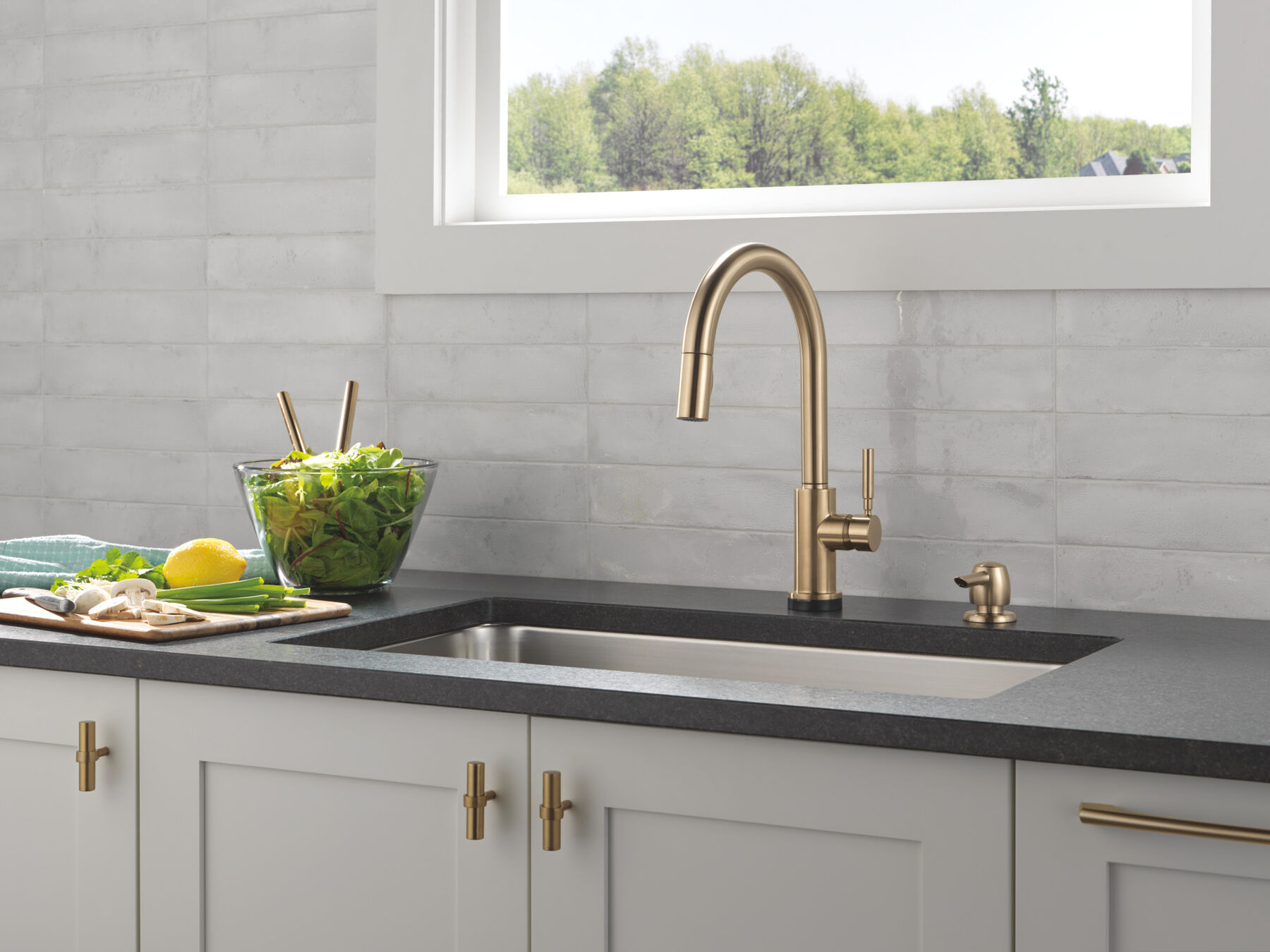 Single Handle Pull-Down Touch<sub>2</sub>O&reg; Technology Kitchen Faucet with Touchless Technology
