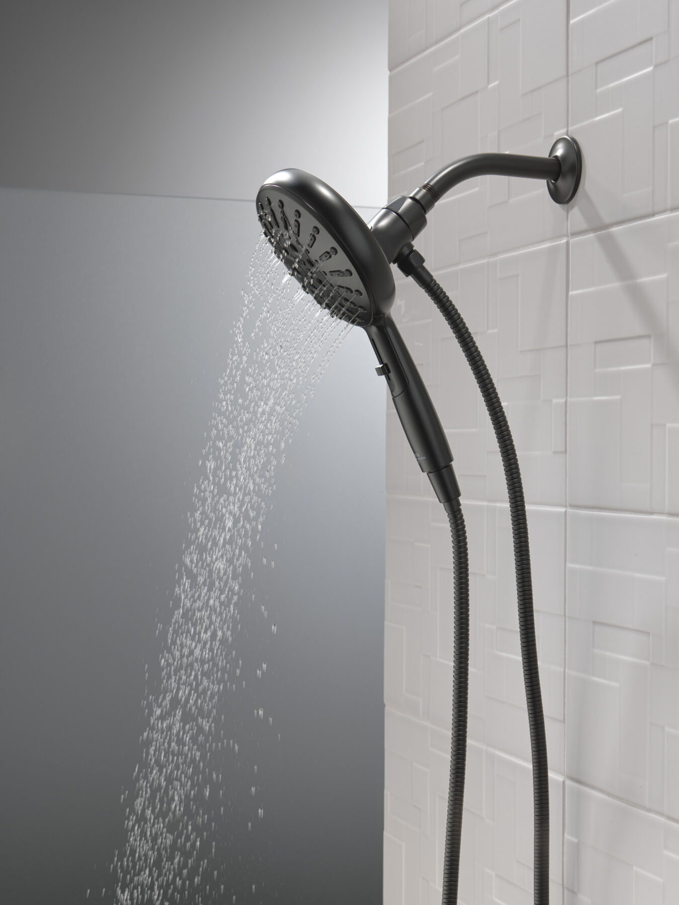 7-Setting SureDock&reg; Magnetic Hand Shower