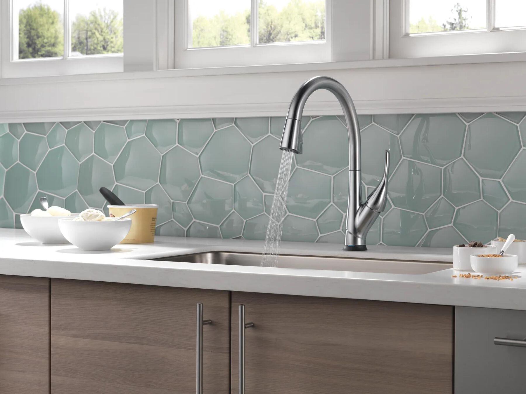 Single Handle Pull-Down Kitchen Faucet with Touch<sub>2</sub>O&reg; and ShieldSpray&reg; Technologies
