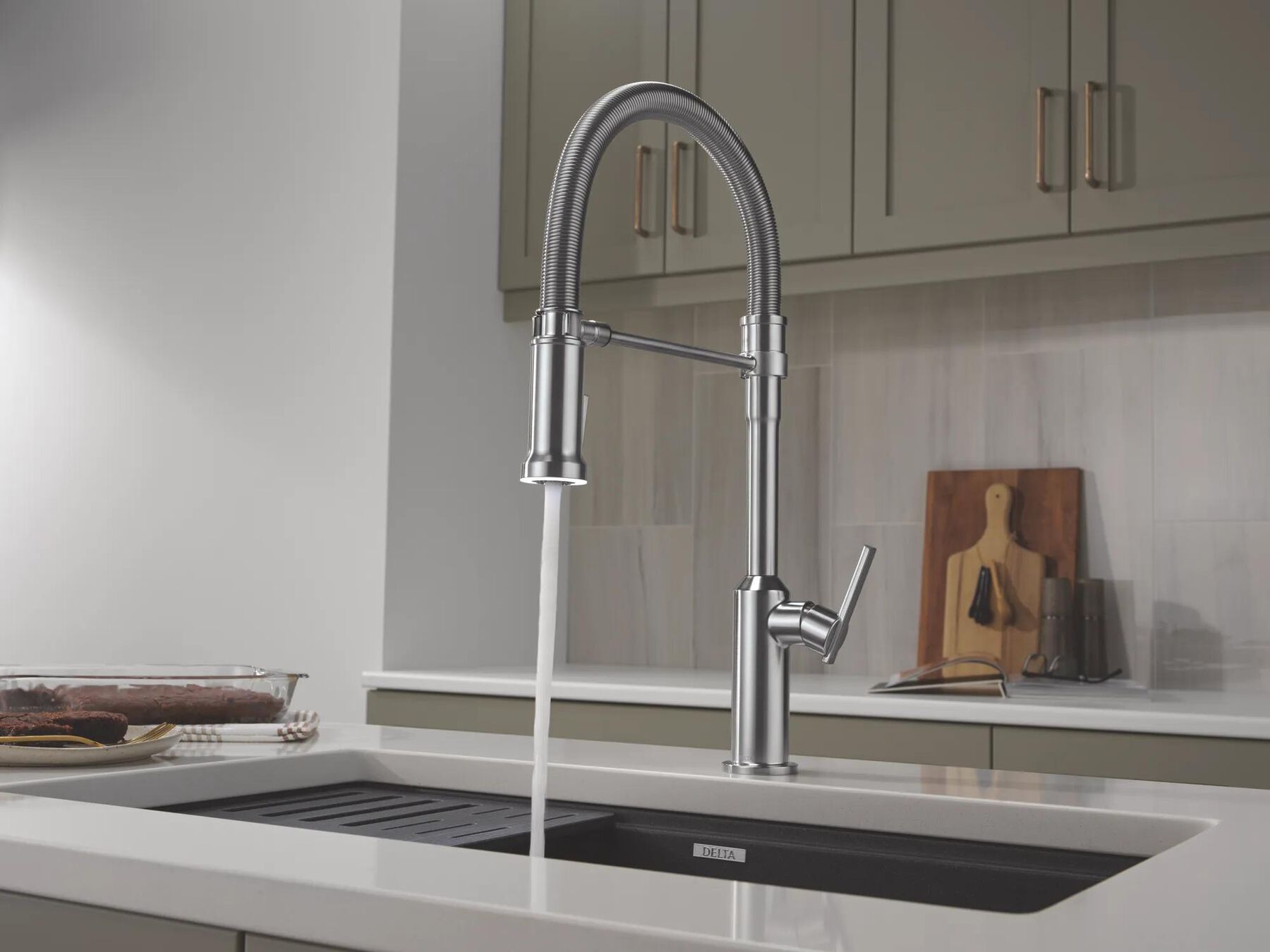 Single Handle Pull-Down Kitchen Faucet With Spring Spout