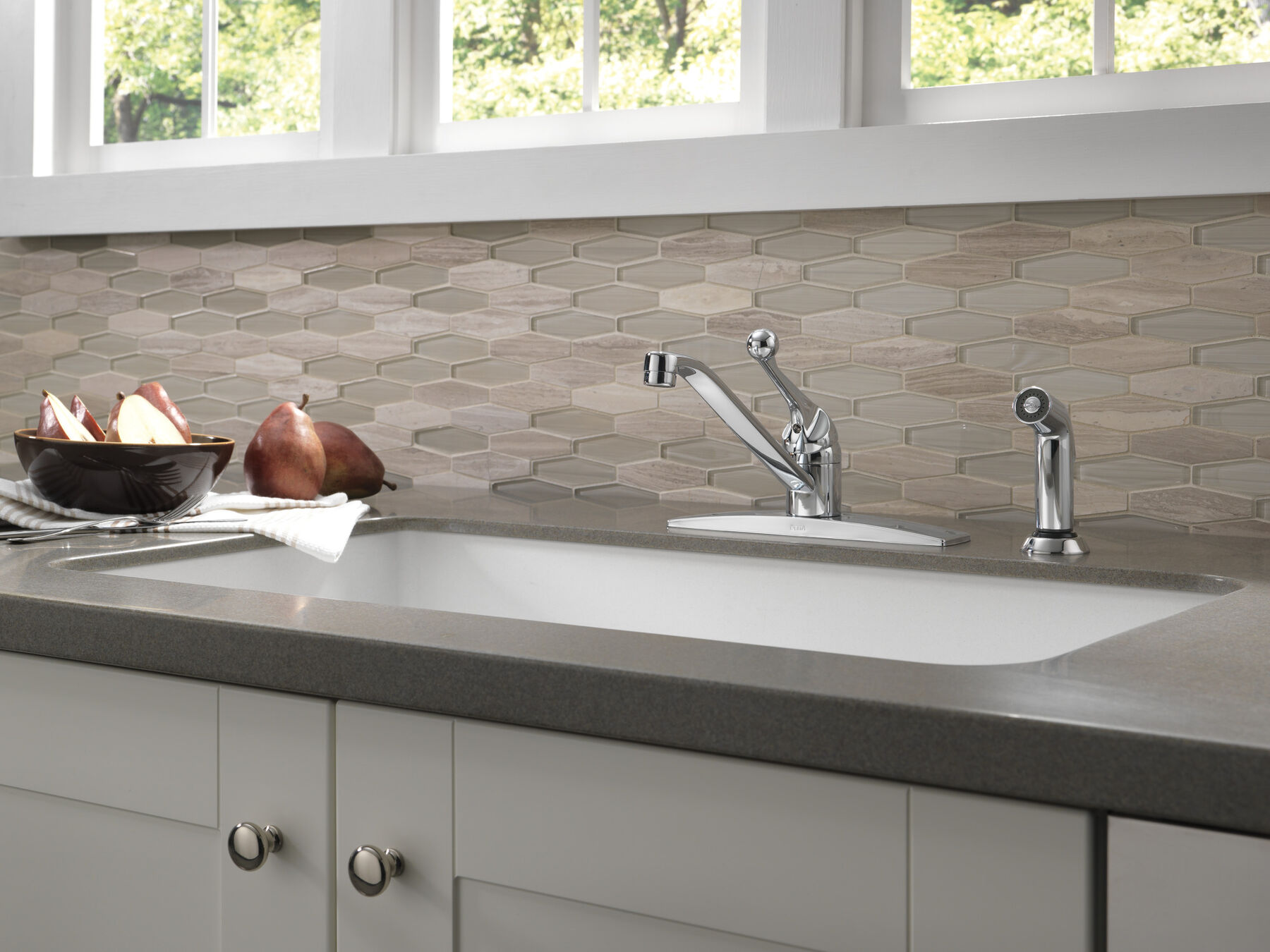 Single Handle Kitchen Faucet with Spray
