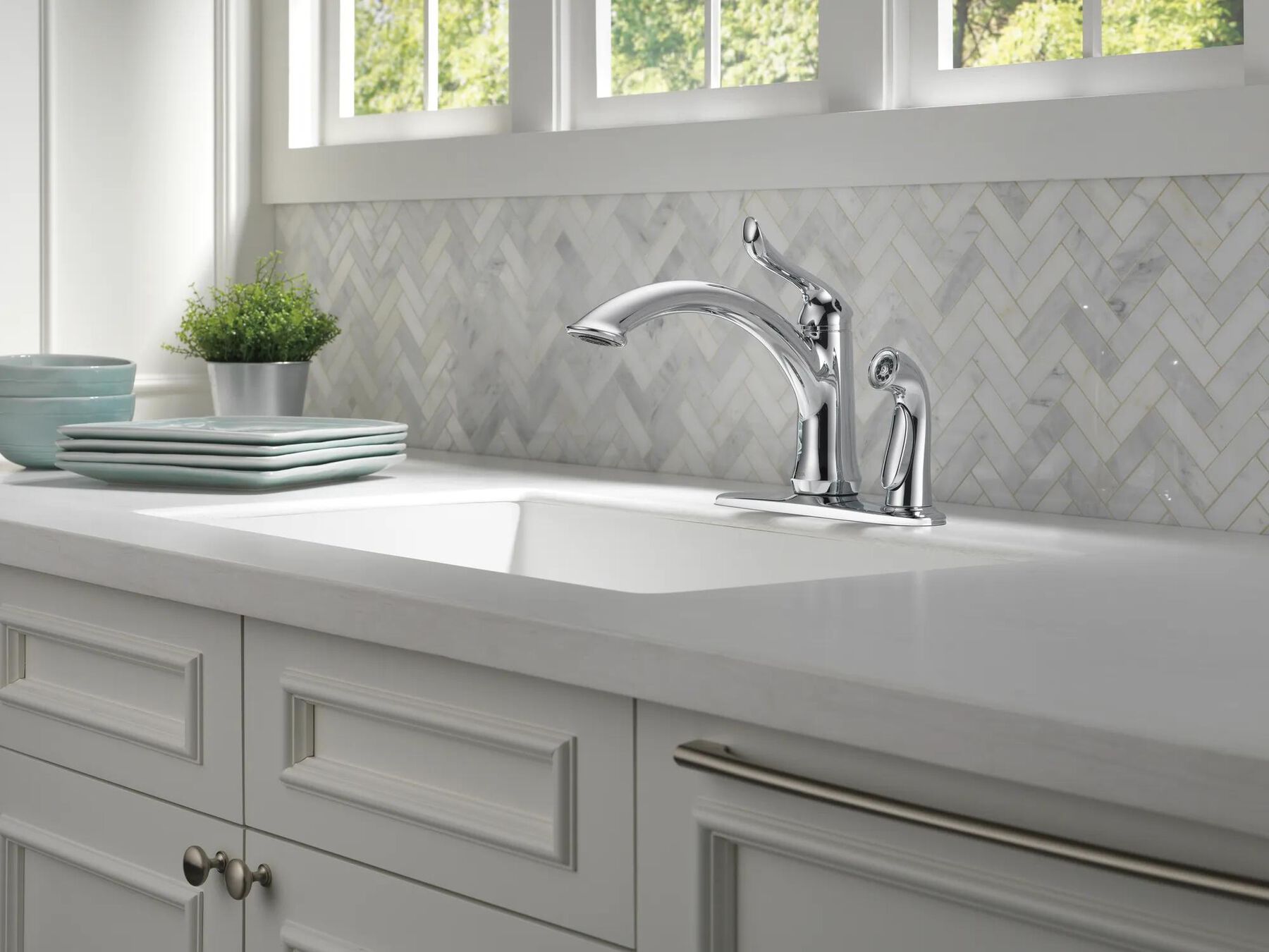 Single Handle Kitchen Faucet with Integral Spray