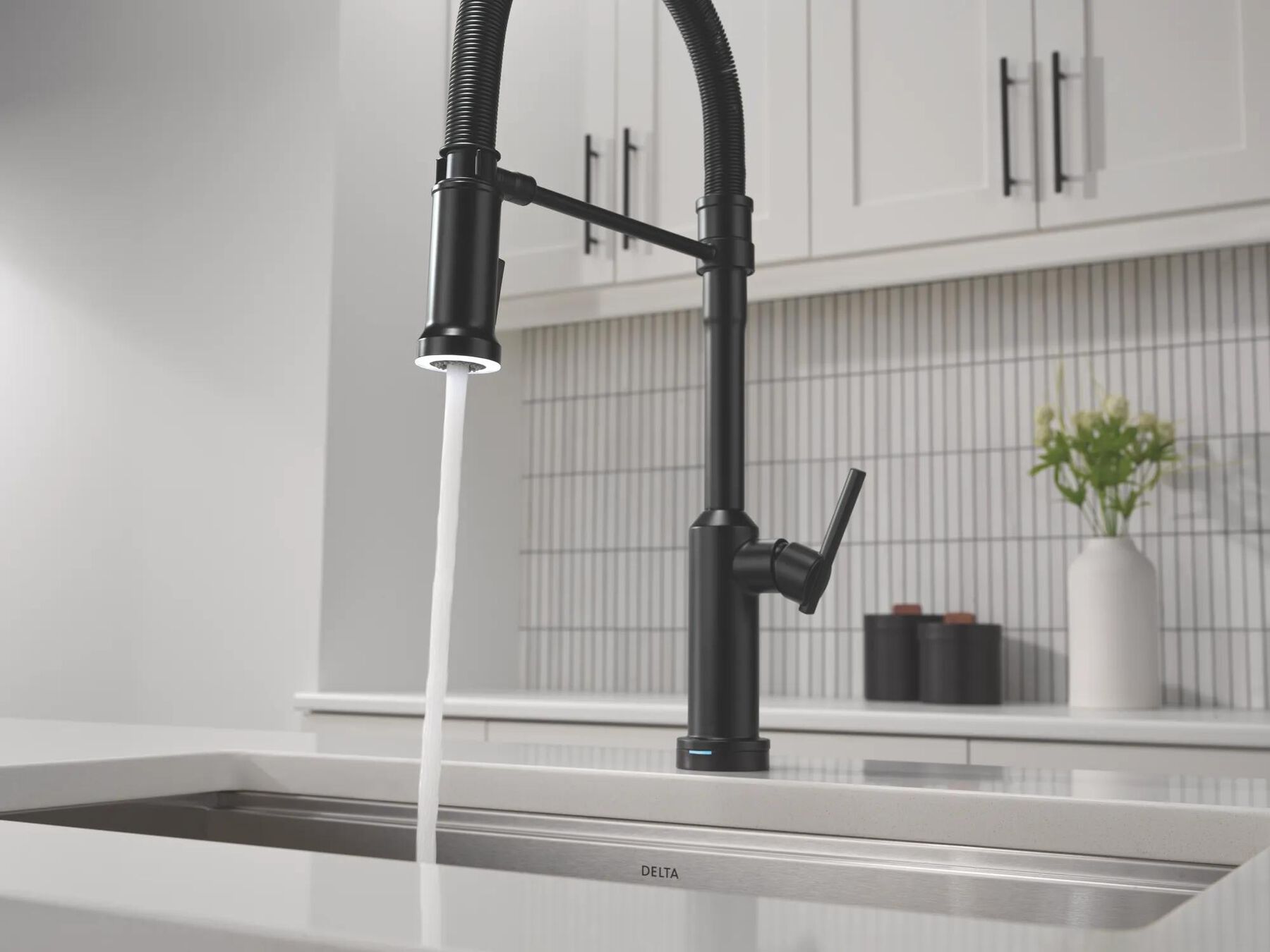 Touch2O&reg; Technology Kitchen Faucet with Touchless Technology