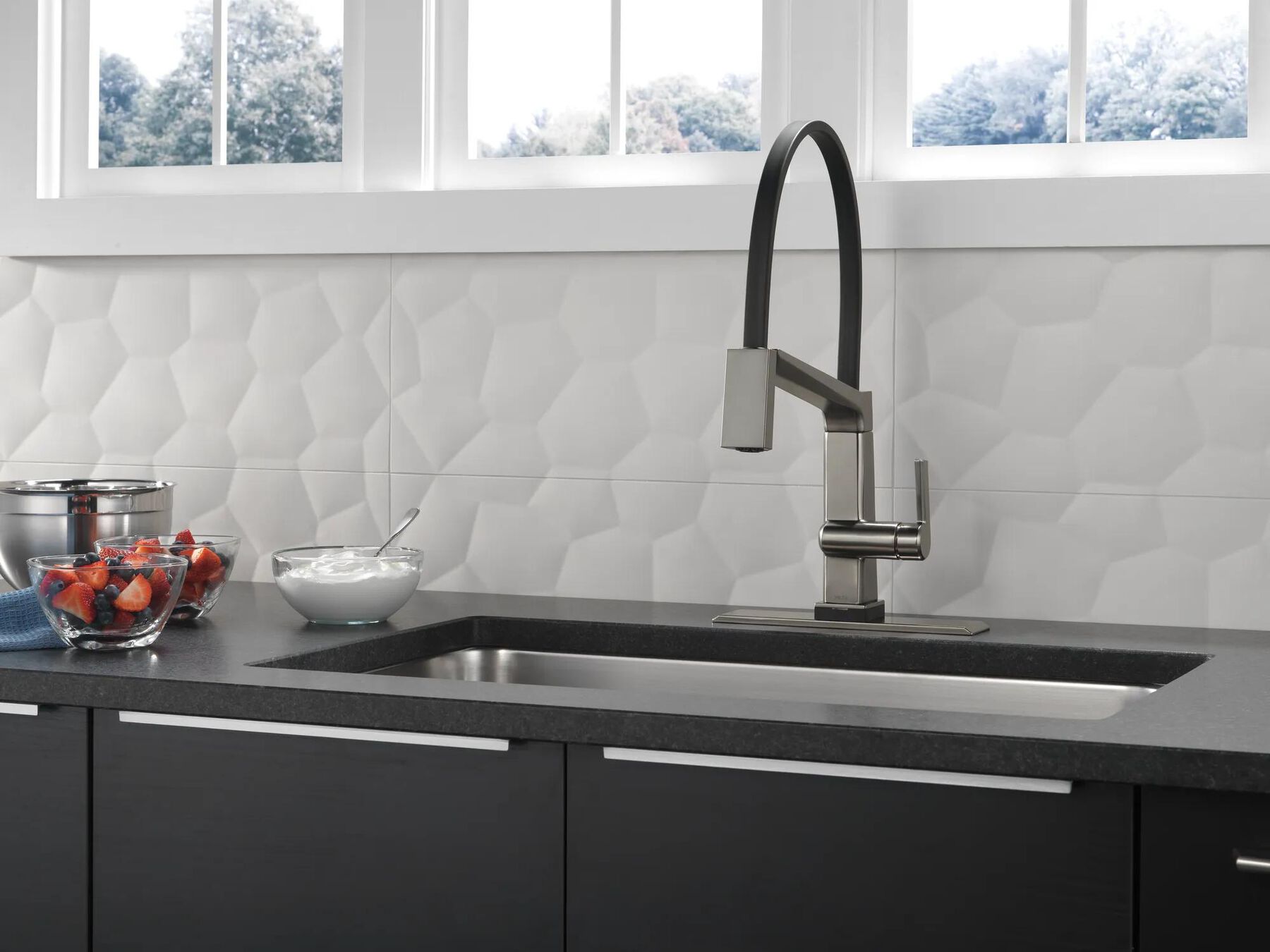 Single Handle Exposed Hose Kitchen Faucet with Touch<sub>2</sub>O Technology
