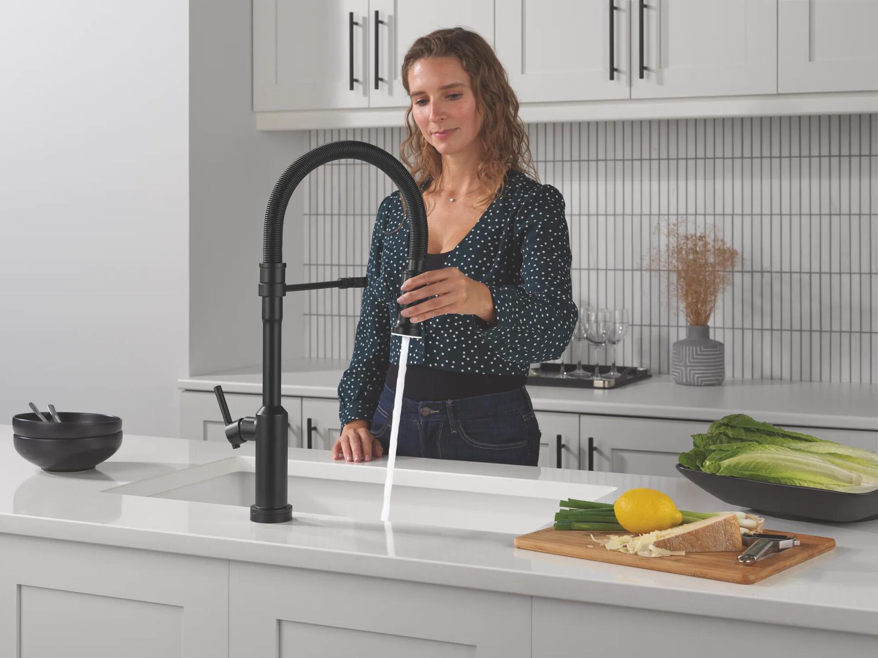 Touch2O&reg; Technology Kitchen Faucet with Touchless Technology