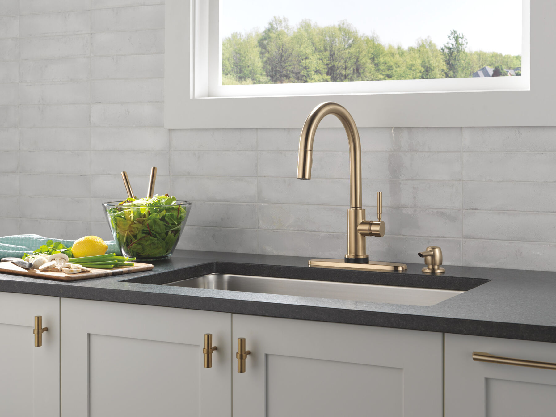 Single Handle Pull-Down Touch<sub>2</sub>O&reg; Technology Kitchen Faucet with Touchless Technology