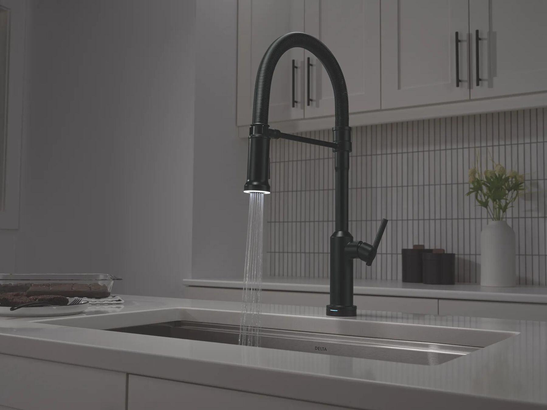Touch2O&reg; Technology Kitchen Faucet with Touchless Technology