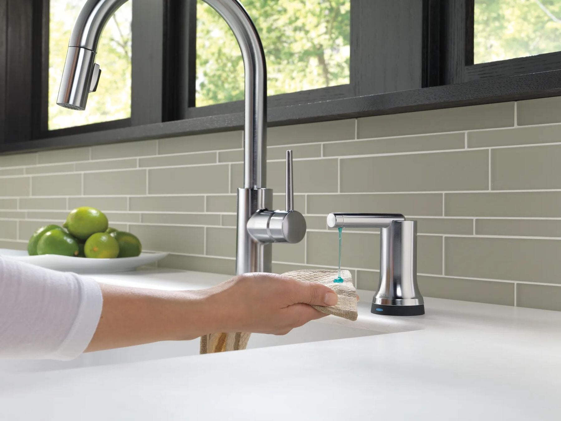 Single Handle Pull-Down Kitchen Faucet with Touch<sub>2</sub>O&reg; Technology