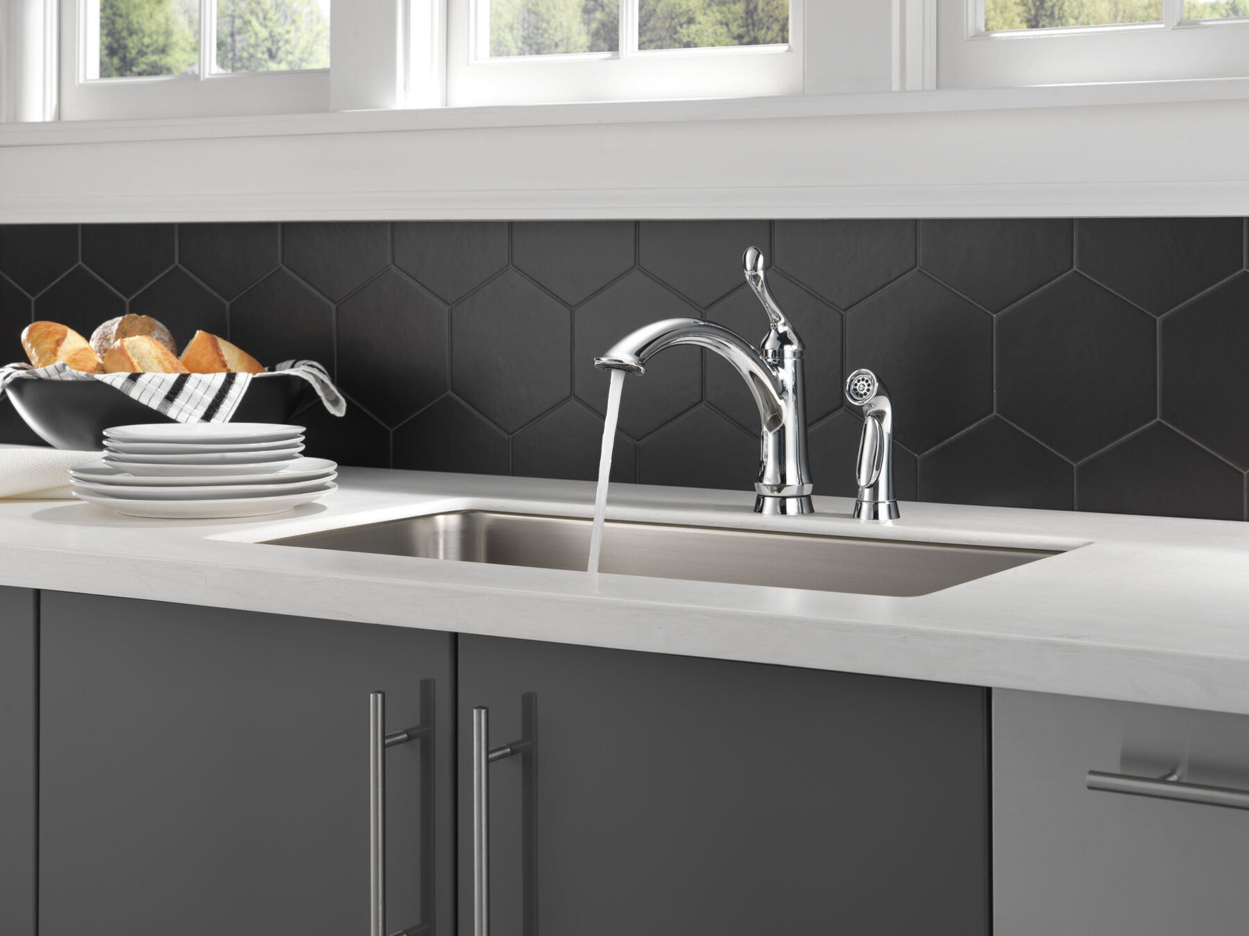 Kitchen Faucet w/Spray (Recertified)