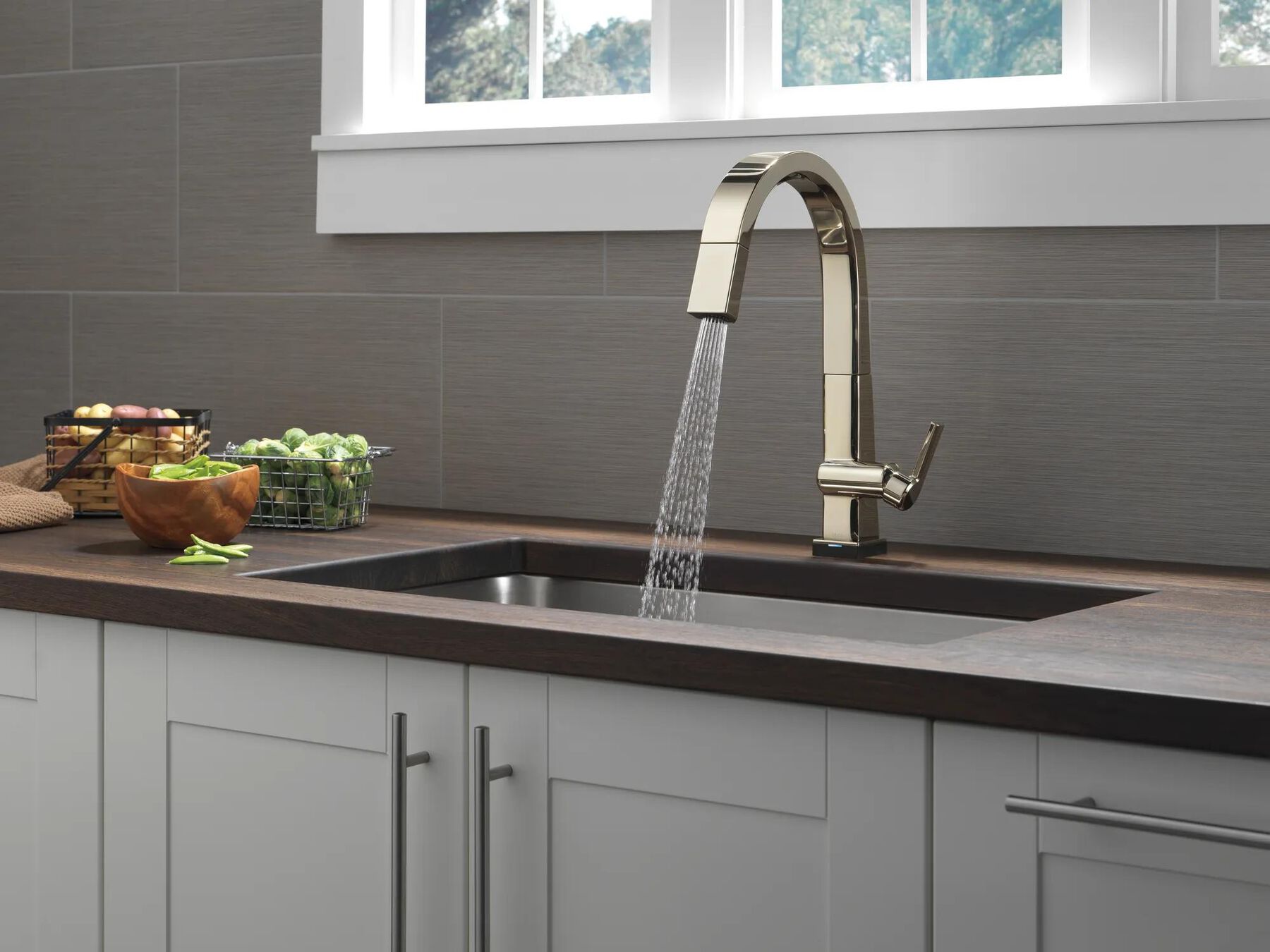 Single Handle Pull Down Kitchen Faucet with Touch<sub>2</sub>O&reg; Technology