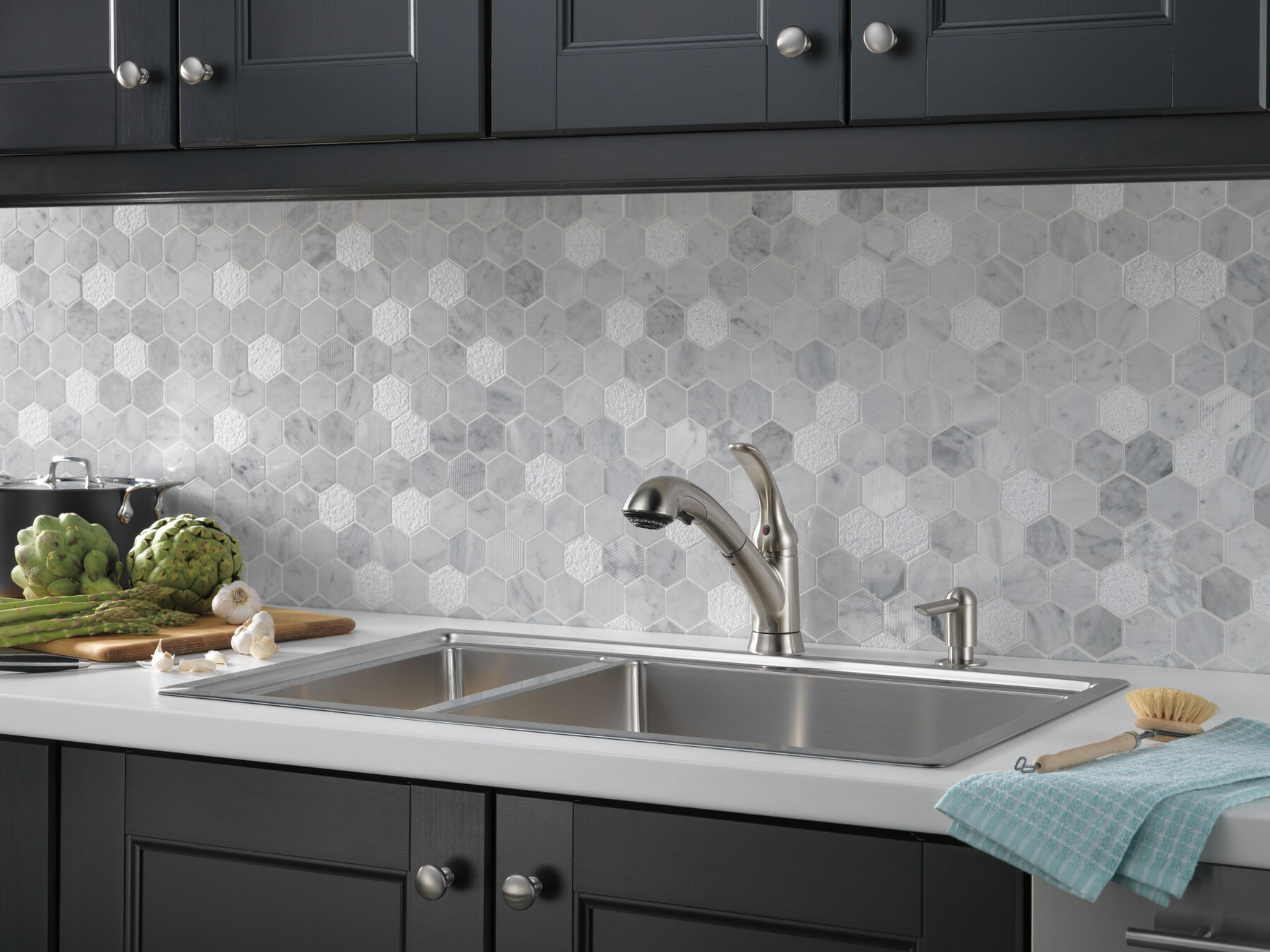 Single Handle Pull-Out Kitchen Faucet with Soap Dispenser