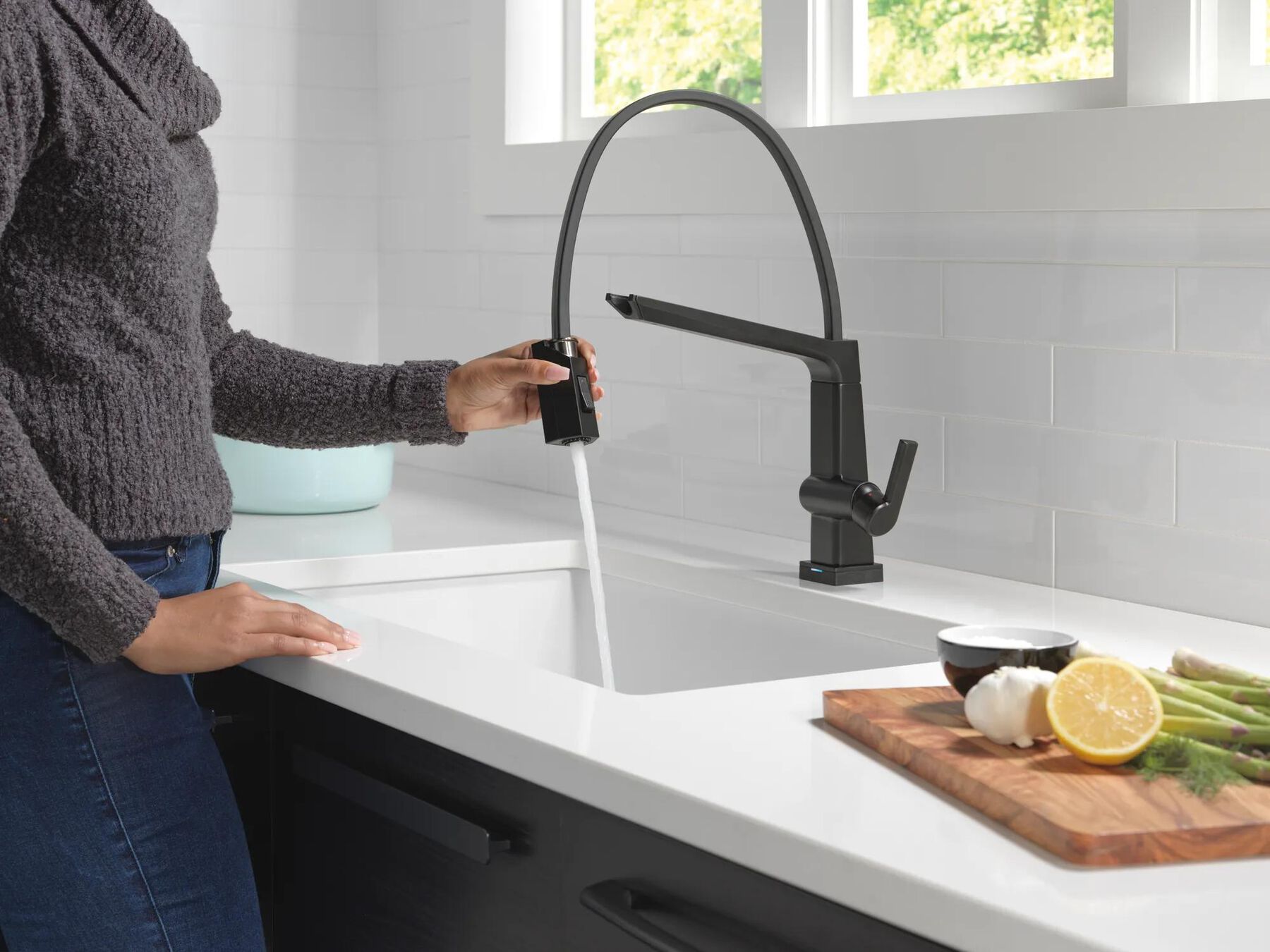 Single Handle Exposed Hose Kitchen Faucet With Touch2O Technology (Recertified)