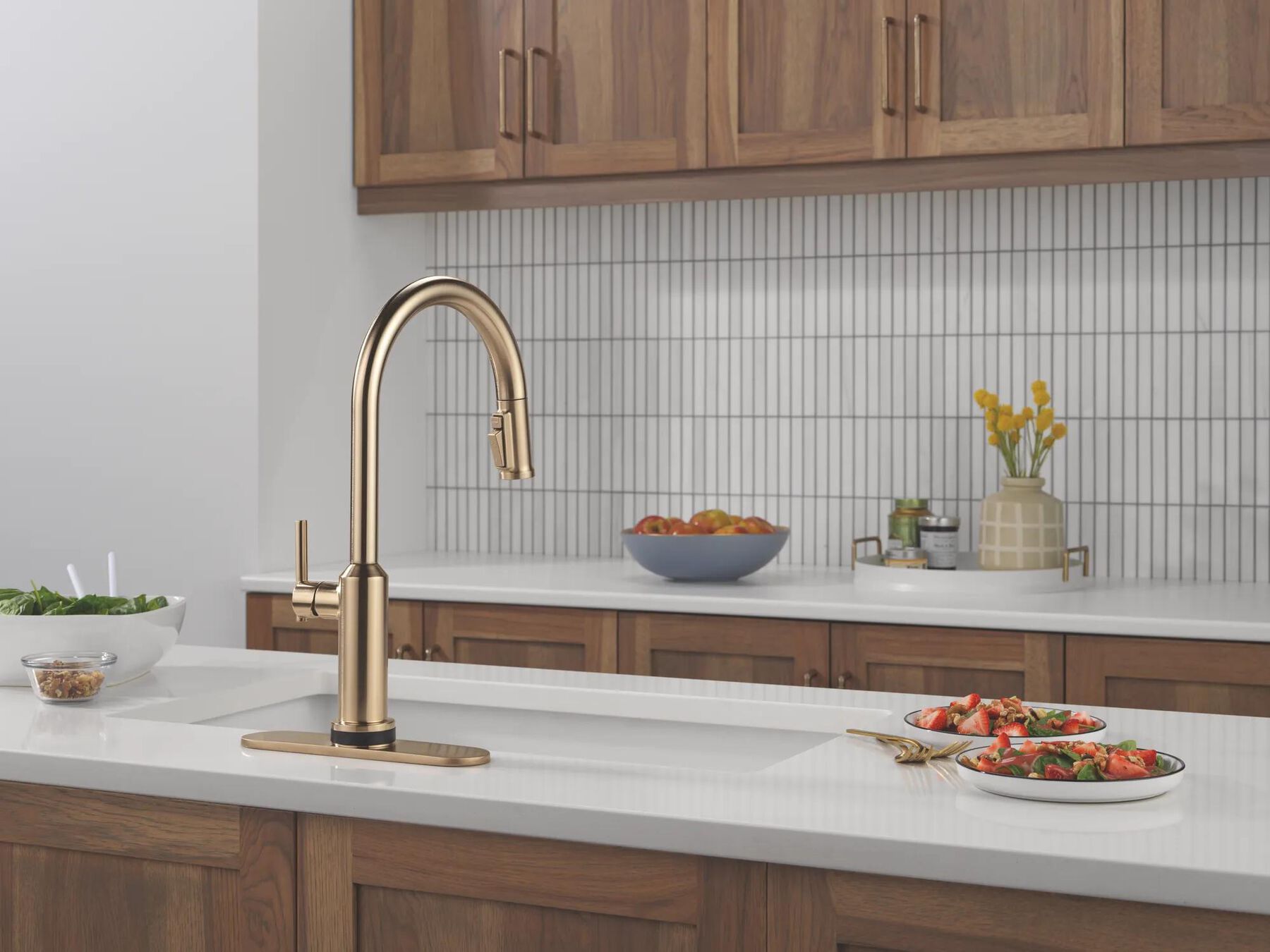 Touch2O&reg; Technology Kitchen Faucet with Touchless Technology