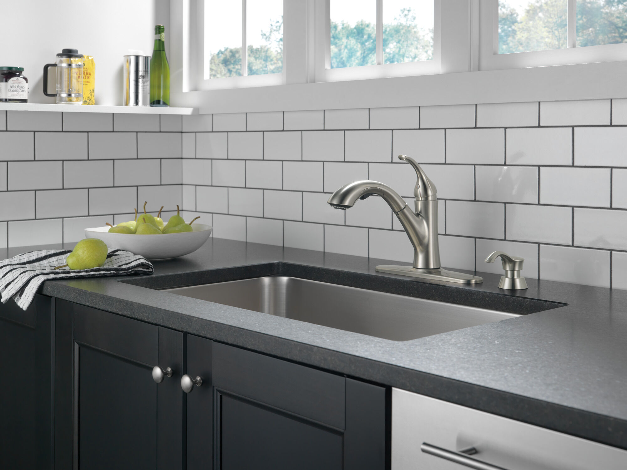Single Handle Pull-Out Kitchen Faucet in Stainless 16932-SSSD-DST