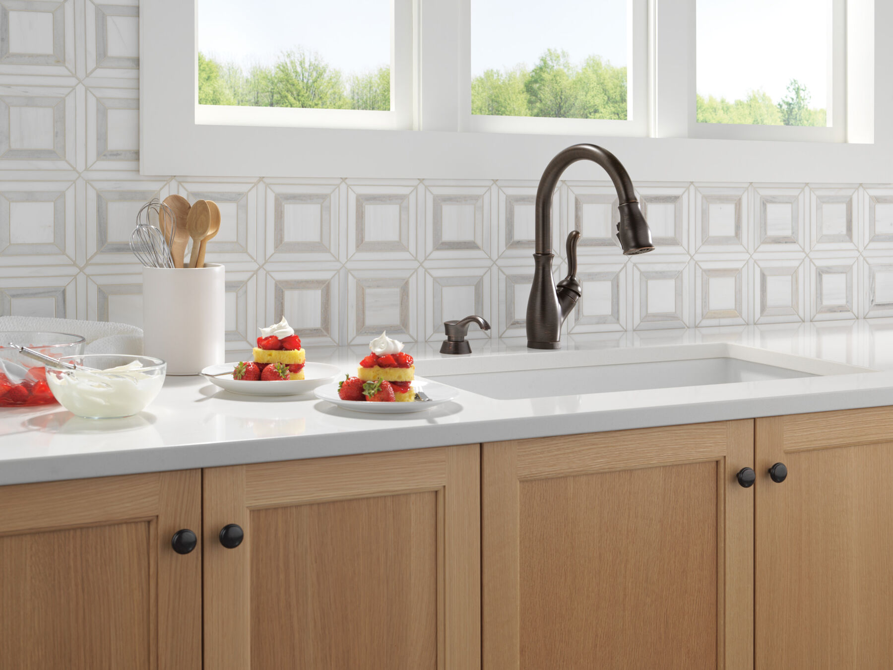 Touch2O&reg; with Touchless&trade; Pull-Down Kitchen with Soap Disp Bundle