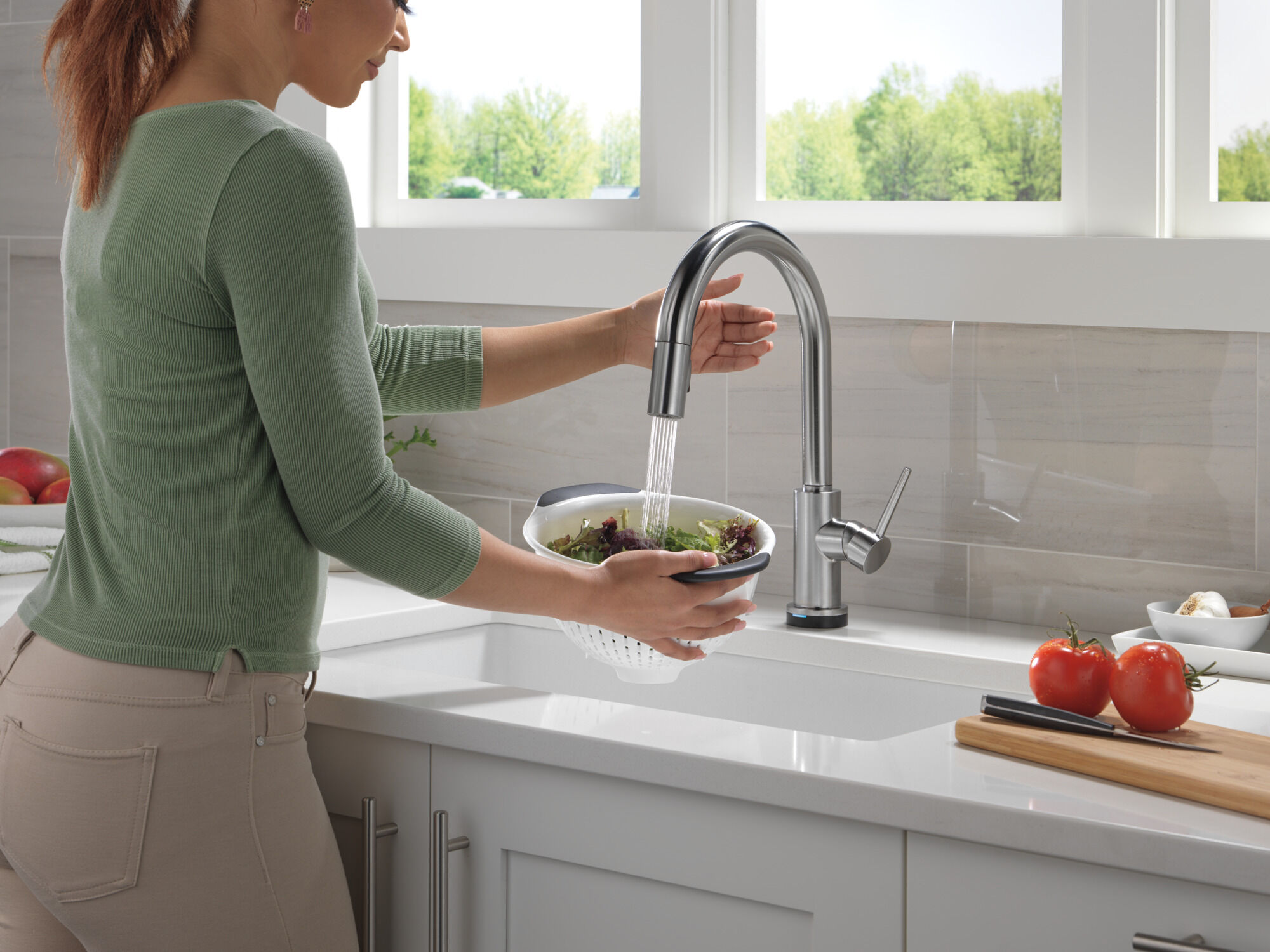 Touchless Pull-Down Kitchen Faucet (Recertified) in Arctic