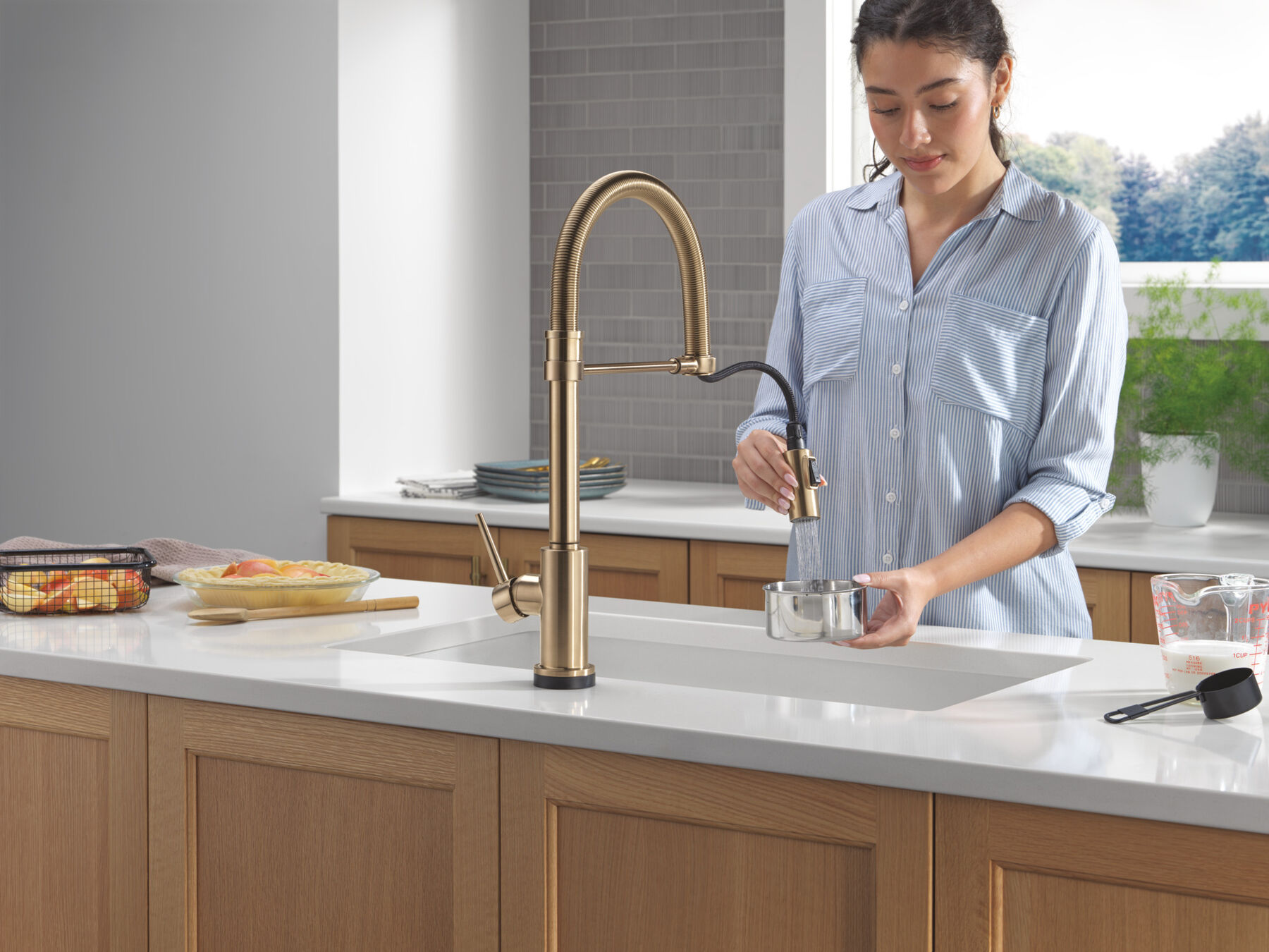 Touch<sub>2</sub>O&reg; Technology Kitchen Faucet with Touchless Technology