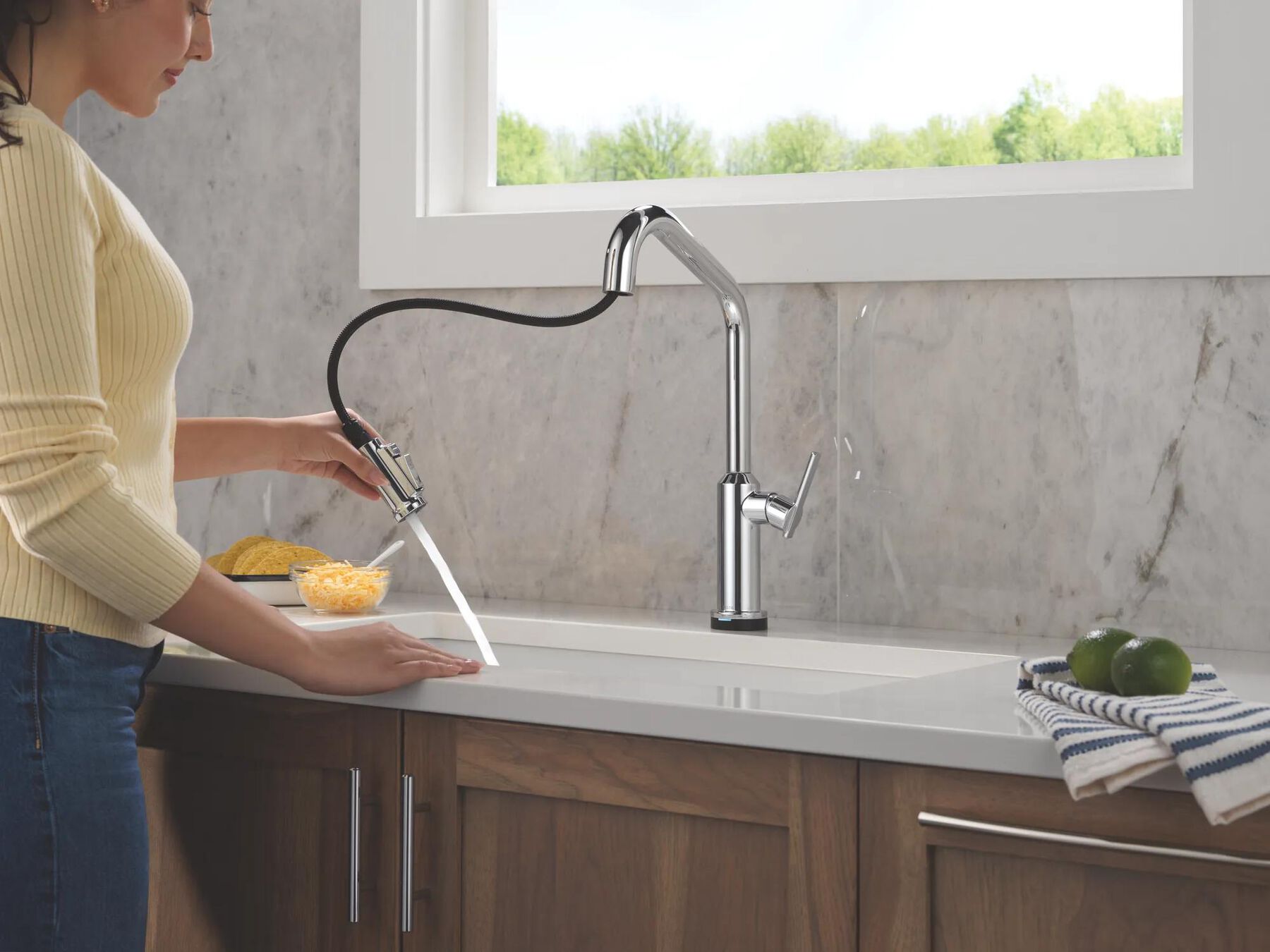 Touch2O&reg; Technology Kitchen Faucet with Touchless Technology