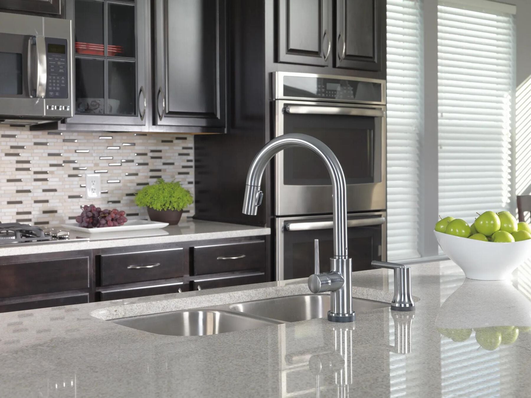 Single Handle Pull-Down Kitchen Faucet with Touch<sub>2</sub>O&reg; Technology