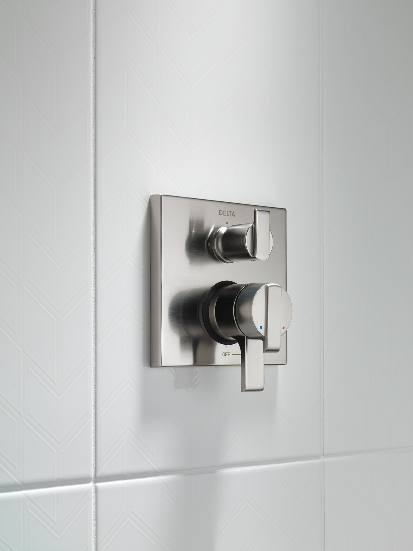 Angular Modern Monitor&reg; 17 Series Valve Trim with 3-Setting Integrated Diverter