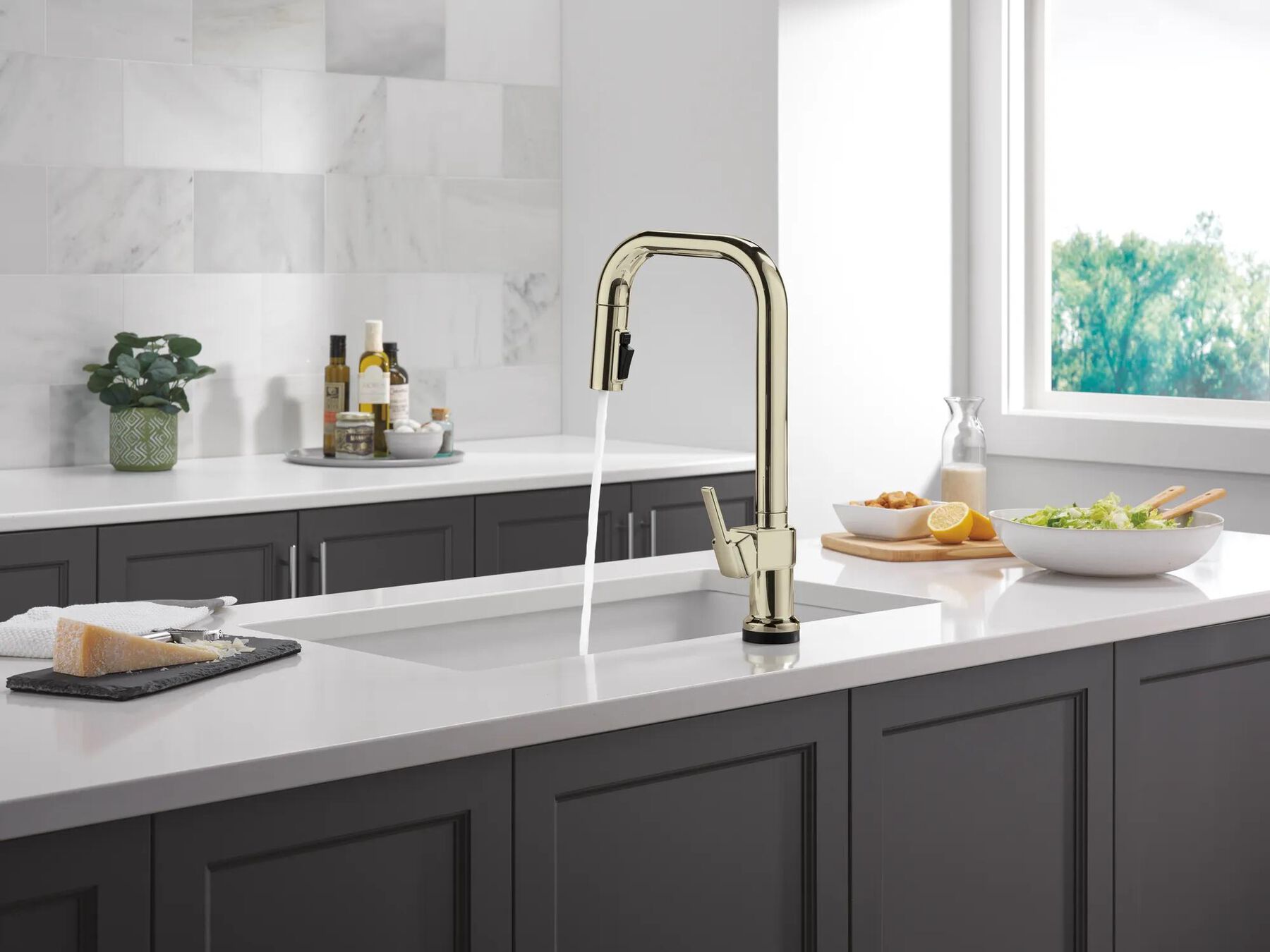 Touch2O&reg; with Touchless Technology Single Handle Pull-Down Kitchen Faucet